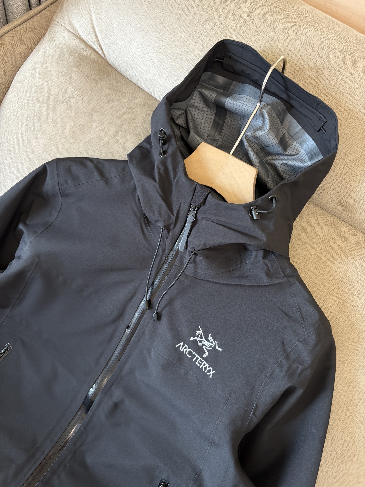 爆款 顶配 Beta SL冲锋衣是一款专为户外探险设计的高性能外套。采用GORE-TEX 面料。具备卓越