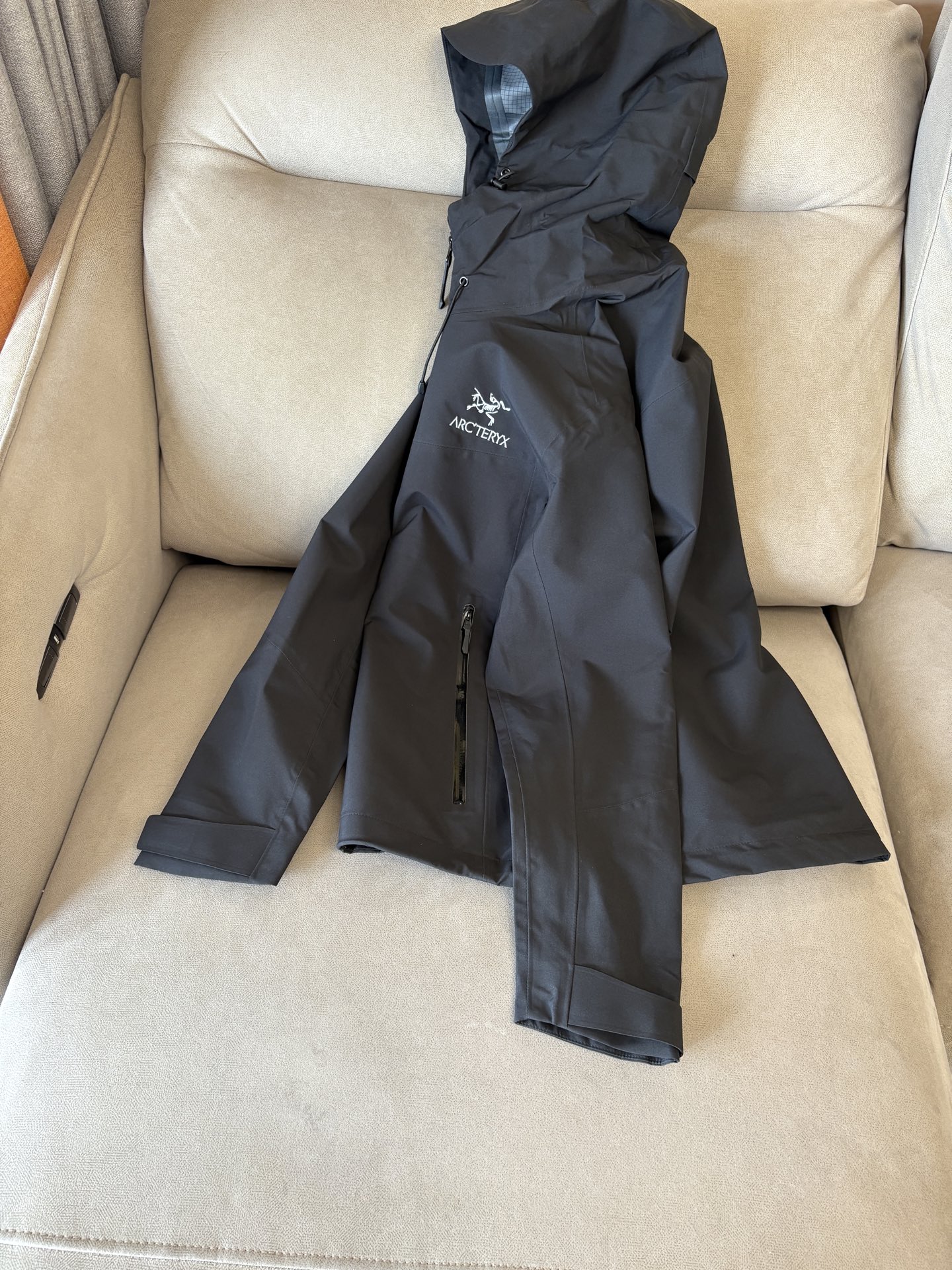 爆款 顶配 Beta SL冲锋衣是一款专为户外探险设计的高性能外套。采用GORE-TEX 面料。具备卓越