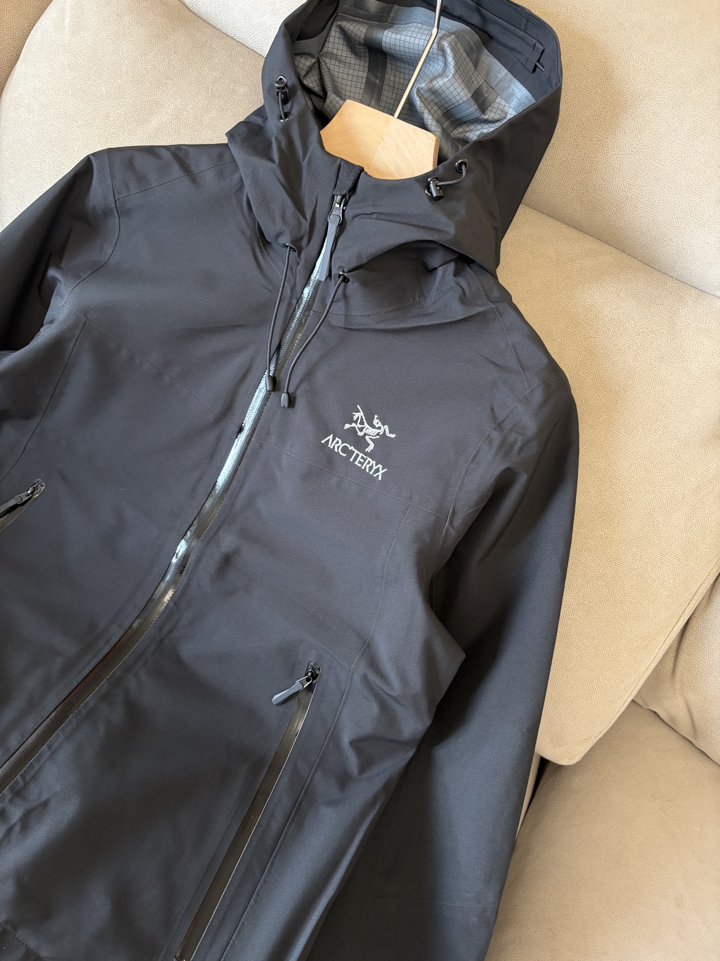 爆款 顶配 Beta SL冲锋衣是一款专为户外探险设计的高性能外套。采用GORE-TEX 面料。具备卓越