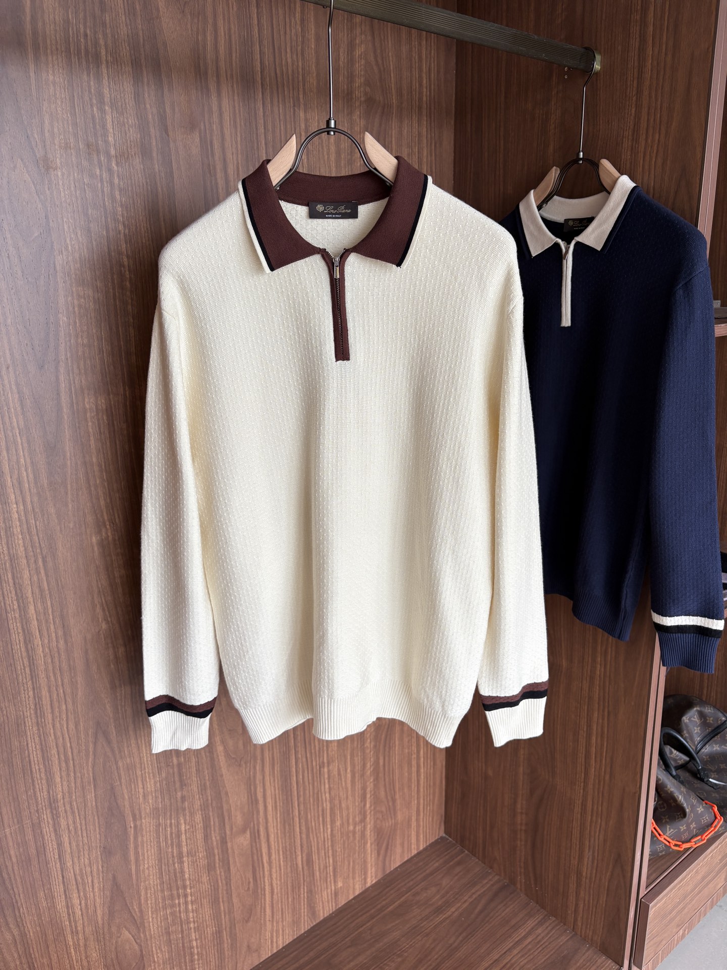 NO:522107,Time-consuming King' diamond jacquard design selects ultra-fine high-quality yarn lapel short-sleeved men's collection 'Time-consuming King' long-sleeved knitting and elegant craftsmanship, which touches the skin with high-end style. The ingenuity of diamond-shaped hollow jacquard is carved with three-dimensional diamond jacquard that takes months to carve, and the architectural aesthetic texture is weaving between warp and weft. The light and shadow penetrate through, and the gestures show low-key luxury. Classic lattice lapel long-sleeved design Simple lapel outlines neat lines, short-sleeved cut is suitable for multiple scenes - the layered suits during business meetings show elegance, casual wear reveals gentleman's taste, and the collection style never fades. The ultimate quality testimony of details Precision turning ensures that the seams are flat, the bone position is reinforced and durable and does not deform; the neckline threads have been washed and tested, and they are still as crisp as new as they wear for a long time, and every detail is a testimony of 'time-consuming'.  Code number M-3XL, T-shirt, business suit, alexander wang19860909耗时王”菱形提花设计甄选超细优质纱线翻领短袖男士典藏款「耗时王」长袖针织奢雅工艺,触肤即高阶. 匠心底蕴菱形镂空提花 耗时数月雕琢的立体菱形提花,经纬间织就建筑美学肌理,光影穿透时显隐交错,举手投足尽展低调奢华. 经典型格翻领长袖设计 简约翻领勾勒利落线条,短袖剪裁适配多场景——商务会晤时叠搭西装显儒雅,休闲时光单穿流露绅士品味,典藏款型永不褪色. 细节至臻品质见证 精密车工确保接缝平整,骨位加固耐穿不变形；领口螺纹经水洗测试,久穿仍挺括如新,每一处细节皆为「耗时」证言. 码数M-3XL,,T-shirt,business suit,alexander wang,Men's clothing