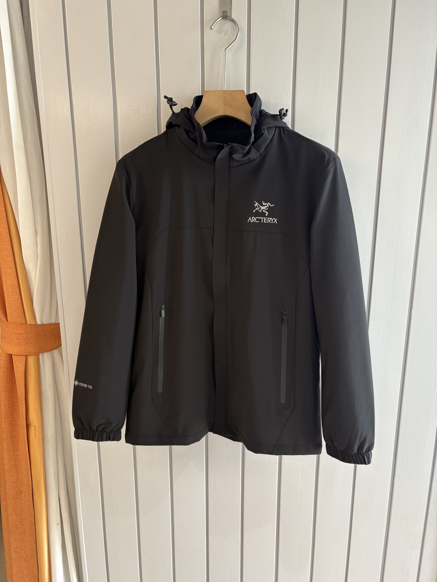 NO:528581,Top-up Beta SL jacket is a high-performance jacket designed for outdoor adventure. It is made of GORE-TEX fabric. It has excellent waterproof and breathable properties to ensure that it remains dry and comfortable in bad weather. Its high-quality design makes it easy to carry and is ideal for long-term hiking and traveling. The new Beta SL color is not only fashionable and eye-catching, but also increases visibility during outdoor activities and improves safety. The unique StormHood hood design provides comprehensive head protection without affecting the field of view. The underarm zipper design enhances breathability and prevents overheating. Whether it is mountaineering, hiking or daily commuting, the Archaeoptera Beta SL Sequoia jacket is an indispensable choice for you. Black color; Blue Size M-XXXL, arc'teryx, jackets &  coats, hats, alexander wang19860909爆款 顶配 Beta SL冲锋衣是一款专为户外探险设计的高性能外套. 采用GORE-TEX 面料. 具备卓越的防水透气性能,确保在恶劣天气下依然保持干爽舒适. 其高质量设计使其便于携带,非常适合长时间的徒步和旅行. Beta SL新色不仅时尚亮眼,还增加了户外活动中的可见性,提升安全性.独特的 StormHood帽兜设计,提供全面的头部保护,同时不影响视野. 腋下拉链设计增强了透气性,防止过热.无论是登山、徒步还是日常通勤,始祖鸟Beta SL红杉色冲锋衣都是您不可或缺的理想选择. 颜色黑色；兰色 尺码M-XXXL,arc'teryx,jackets & coats,hats,alexander wang,Men's clothing