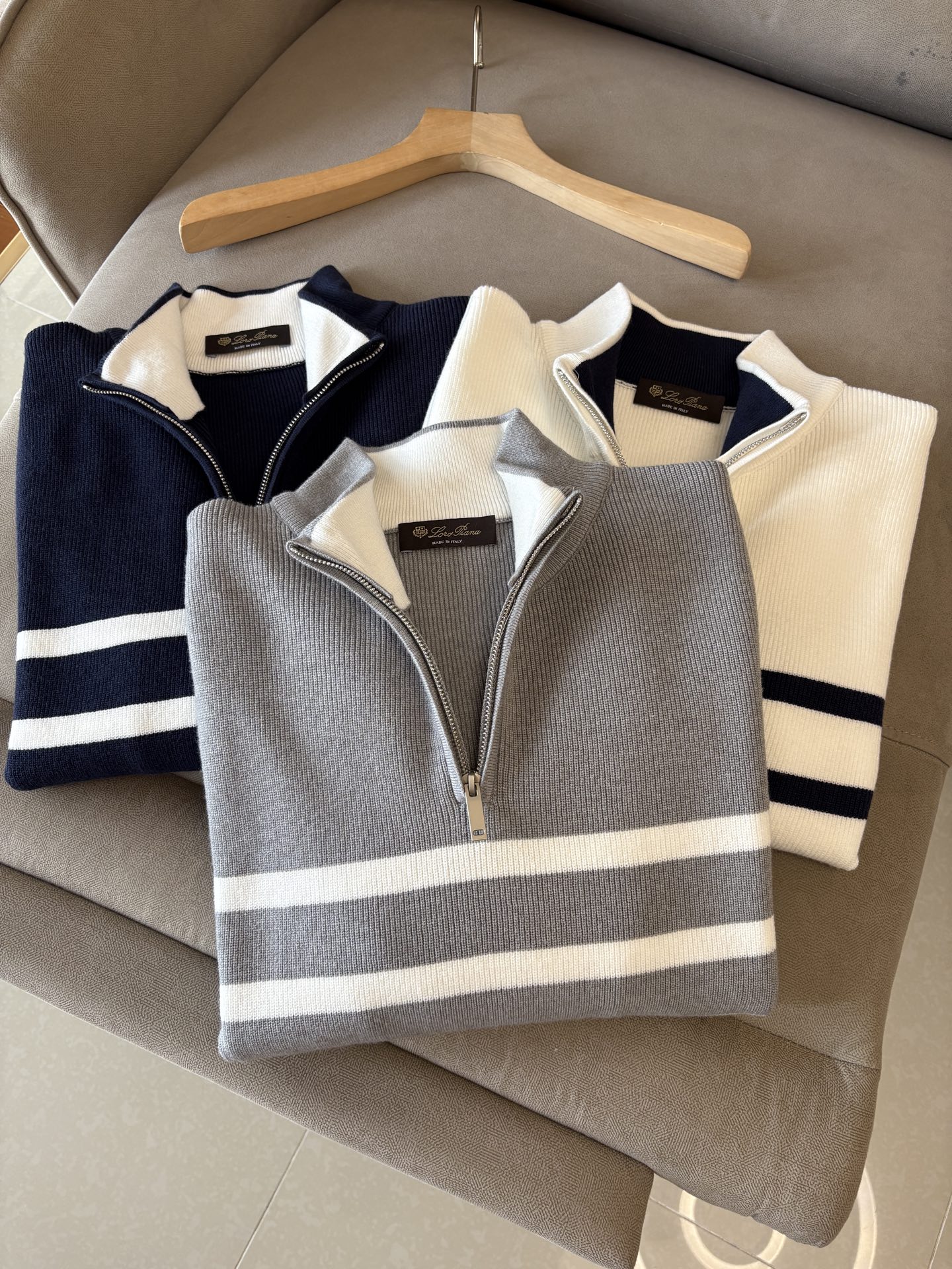 NO:610350,The 'Time-consuming King' diamond jacquard design selects ultra-fine high-quality yarns, lapel short-sleeved men's collection 'Time-consuming King' long-sleeved knitted luxury craftsmanship, which is high-end to the touch. The ingenious rhombus hollow jacquard takes several months to carve, and the three-dimensional diamond-shaped jacquard is woven between the warp and weft to create an architectural aesthetic texture.  The simple lapel outlines neat lines, and the short-sleeved cut is suitable for many scenes - when layered with a suit in a business meeting, it looks elegant, or when worn alone in leisure time, it shows the gentleman's taste. The collection style will never fade. The details are testimony to the quality. Precision turning ensures that the seams are smooth, and the bone reinforcement is durable and not deformed; the collar thread has been washed and tested, and it still looks like new after long-term wear. Every detail is a testimony of 'time-consuming'. Size M-3XL  FFF001,,T-shirt,business suit,alexander wang19860909耗时王”菱形提花设计甄选超细优质纱线翻领短袖男士典藏款「耗时王」长袖针织奢雅工艺,触肤即高阶. 匠心底蕴菱形镂空提花 耗时数月雕琢的立体菱形提花,经纬间织就建筑美学肌理,光影穿透时显隐交错,举手投足尽展低调奢华. 经典型格翻领长袖设计 简约翻领勾勒利落线条,短袖剪裁适配多场景——商务会晤时叠搭西装显儒雅,休闲时光单穿流露绅士品味,典藏款型永不褪色. 细节至臻品质见证 精密车工确保接缝平整,骨位加固耐穿不变形；领口螺纹经水洗测试,久穿仍挺括如新,每一处细节皆为「耗时」证言. 码数M-3XL FFF001,,T-shirt,business suit,alexander wang,Men's clothing