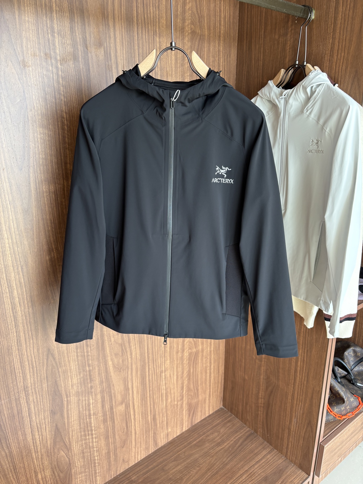 NO:531221,The latest 5A-level antibacterial, bionic, aerial nano, and new spinning composite production of several new multi-filled aerogel cotton features heat storage and temperature locking, light material, long-lasting antibacterial, mite removal and sterilization. The surface cloth adopts the principle of lotus leaf water repellent, and the inner layer uses anti-hive porous materials to form microporous composite fabrics through special process technology, which gives the fabric windproof and warmth and water-splashing performance, which can slow the penetration of light rain in foreign countries. At the same time, its good moisture permeability allows the body surface moisture to be discharged in time and keeps dry and comfortable. Code number M-3XL, alexander wang19860909始祖2025最新5A级抑菌 仿生、航 纳米、 新型纺丝几大 术复合生产 的新型多 填充物气凝胶棉 特点蓄热锁温,材质轻盈,持久抑菌,除螨除菌 面布采用荷叶拒水原理 里层采用防蜂巢多孔材料 通过特殊工艺技术形成微多孔复合面料 赋予面料防风保暖,防泼水性能 可以减缓外来小雨渗透 同时其良好透湿性能使体表湿 气及时排出保持干爽舒适. 码数M-3XL,,alexander wang,Men's clothing