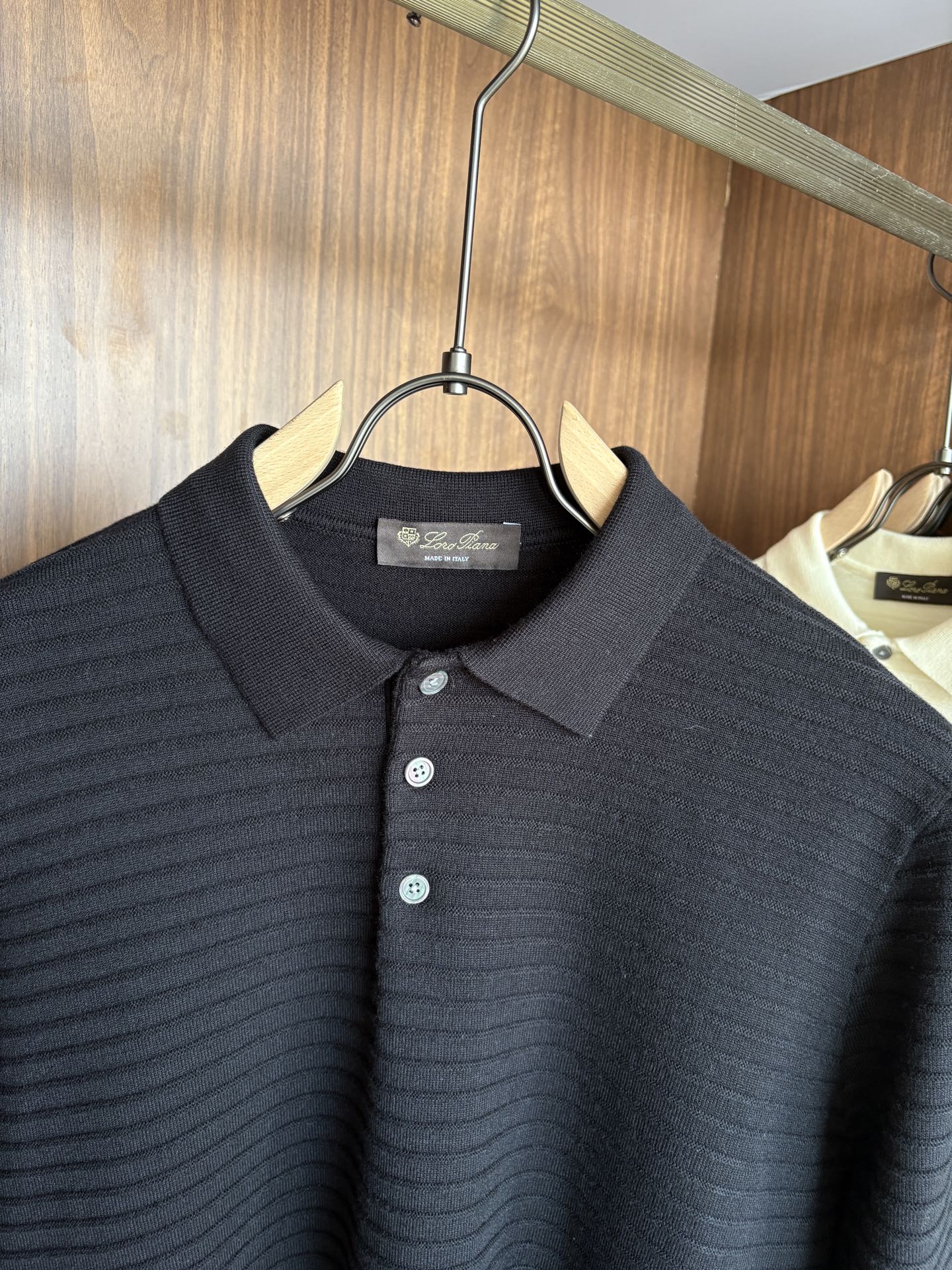 耗时王”菱形提花设计甄选超细优质纱线翻领短袖男士典藏款「耗时王」长袖针织奢雅工艺，触肤即高阶。• 匠心底