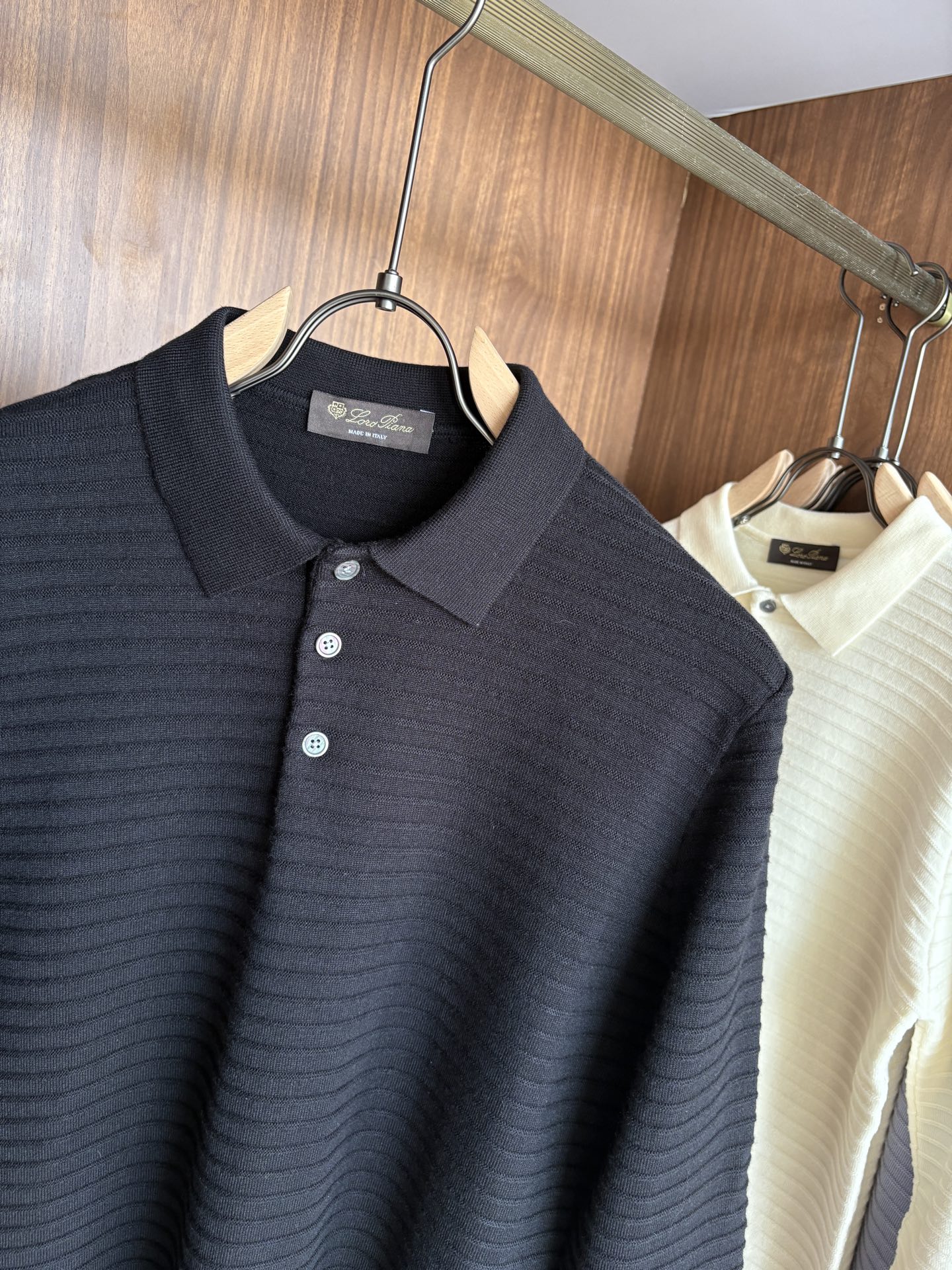 耗时王”菱形提花设计甄选超细优质纱线翻领短袖男士典藏款「耗时王」长袖针织奢雅工艺，触肤即高阶。• 匠心底