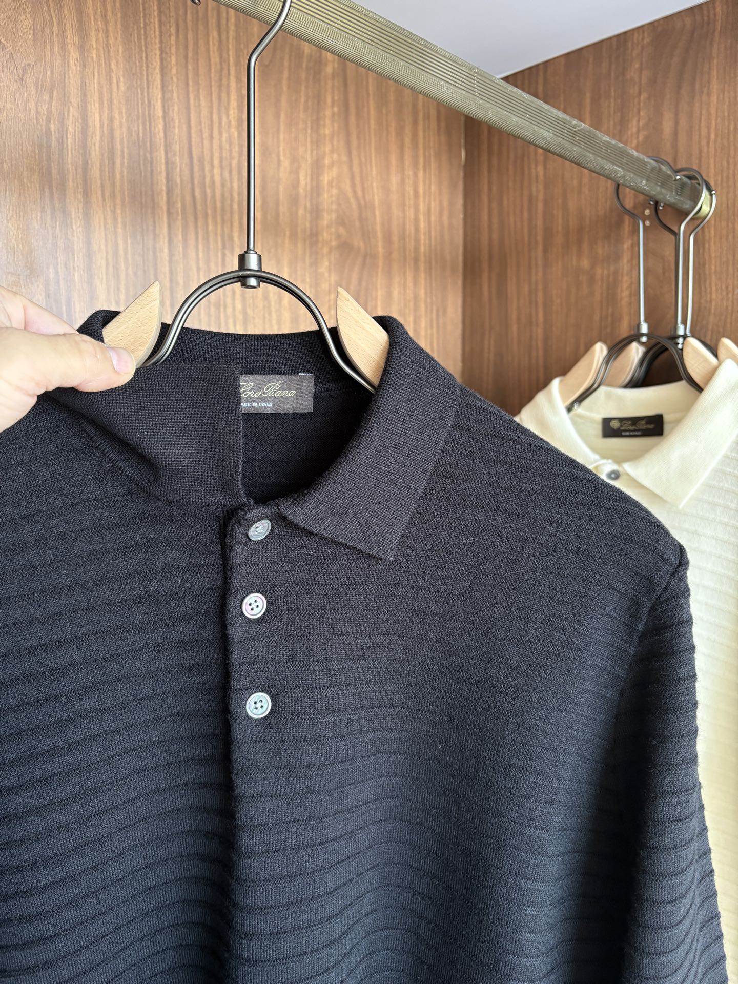 耗时王”菱形提花设计甄选超细优质纱线翻领短袖男士典藏款「耗时王」长袖针织奢雅工艺，触肤即高阶。• 匠心底