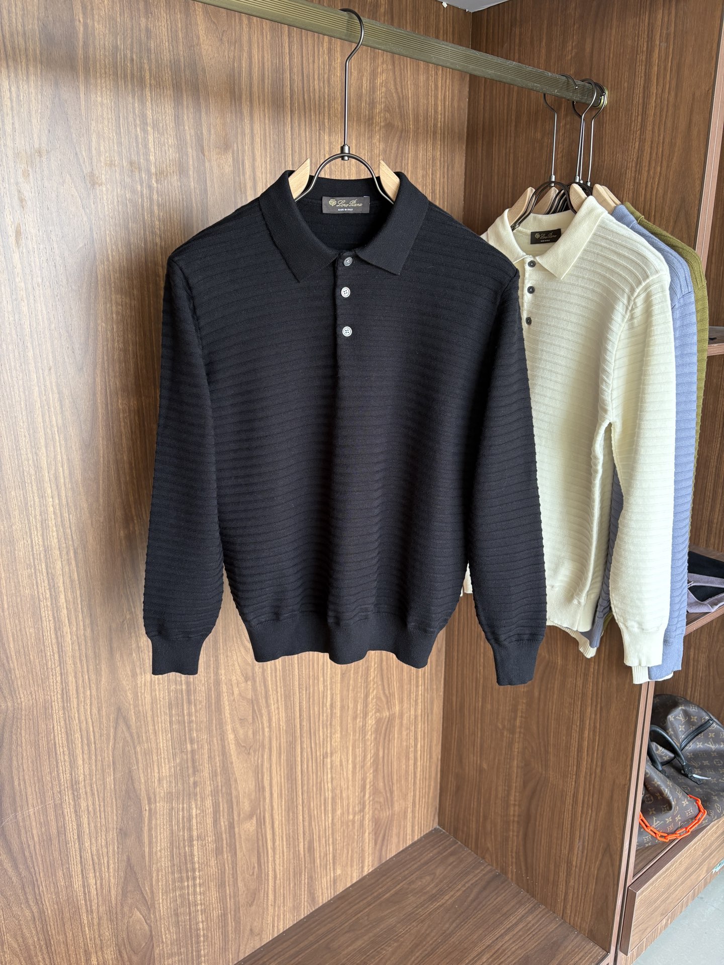 耗时王”菱形提花设计甄选超细优质纱线翻领短袖男士典藏款「耗时王」长袖针织奢雅工艺，触肤即高阶。• 匠心底