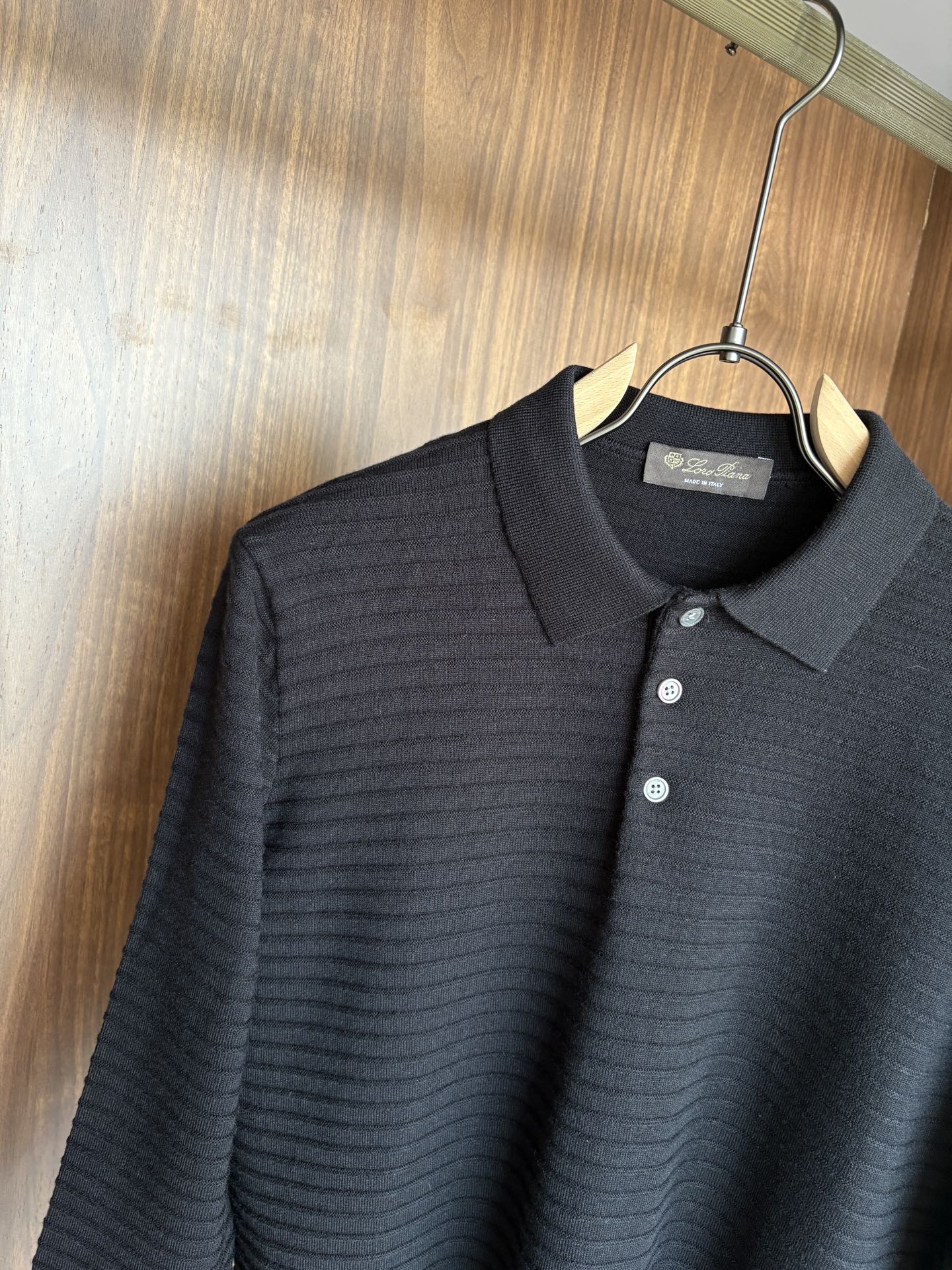 耗时王”菱形提花设计甄选超细优质纱线翻领短袖男士典藏款「耗时王」长袖针织奢雅工艺，触肤即高阶。• 匠心底