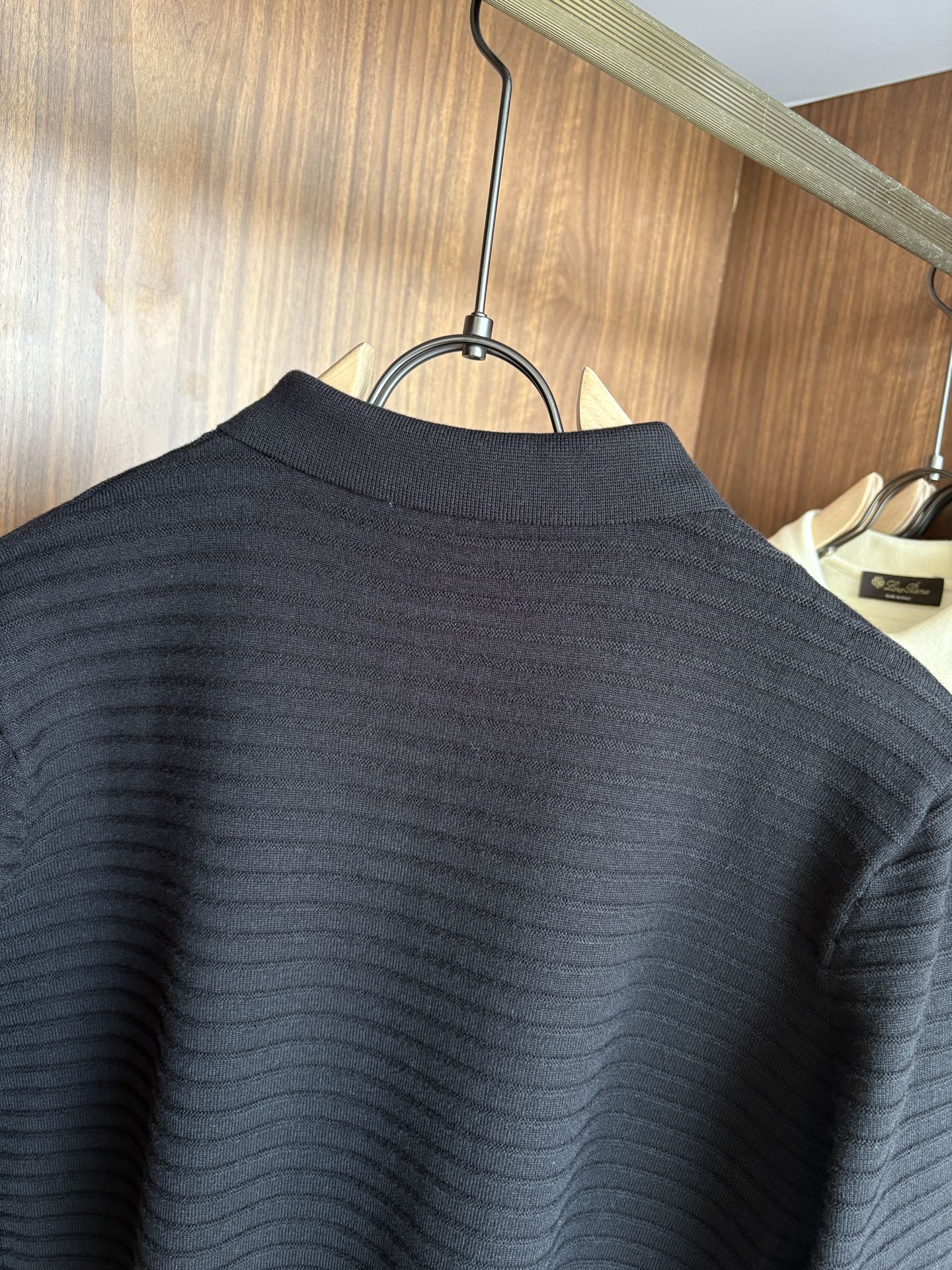 耗时王”菱形提花设计甄选超细优质纱线翻领短袖男士典藏款「耗时王」长袖针织奢雅工艺，触肤即高阶。• 匠心底