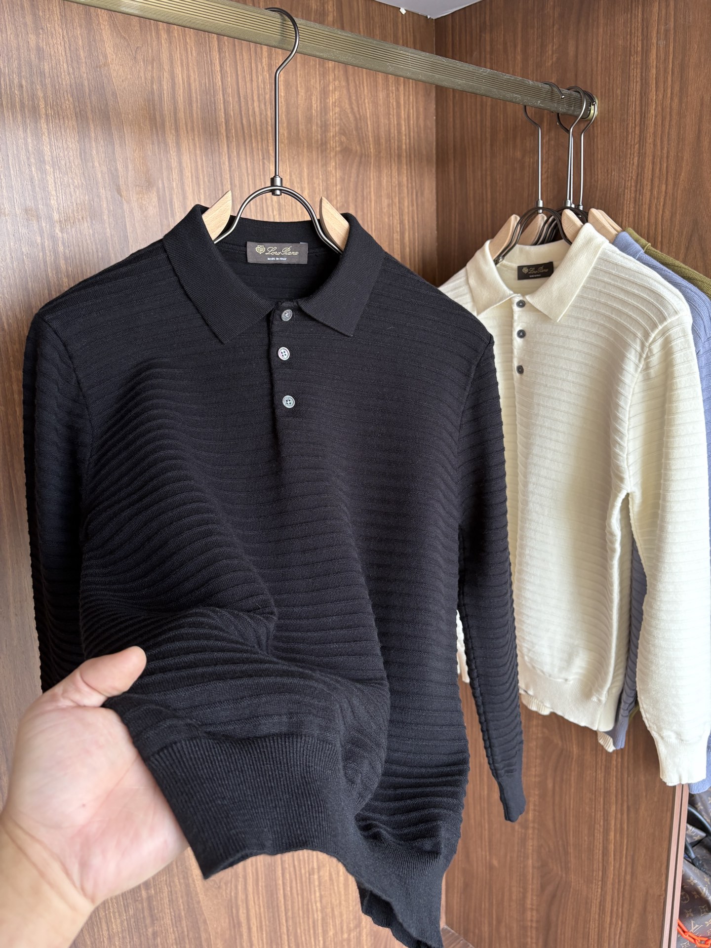 耗时王”菱形提花设计甄选超细优质纱线翻领短袖男士典藏款「耗时王」长袖针织奢雅工艺，触肤即高阶。• 匠心底