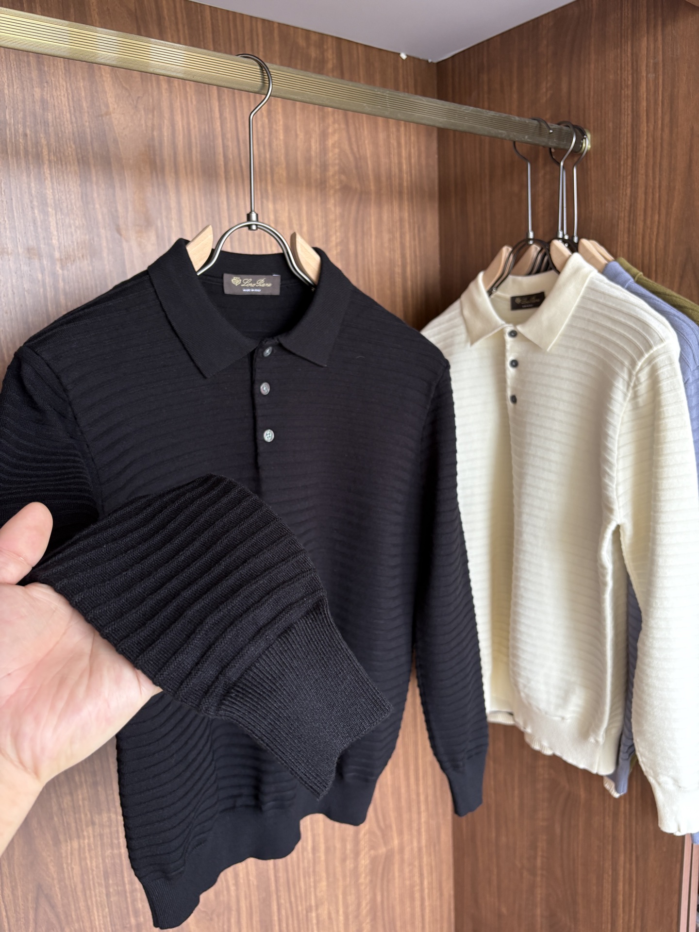 耗时王”菱形提花设计甄选超细优质纱线翻领短袖男士典藏款「耗时王」长袖针织奢雅工艺，触肤即高阶。• 匠心底