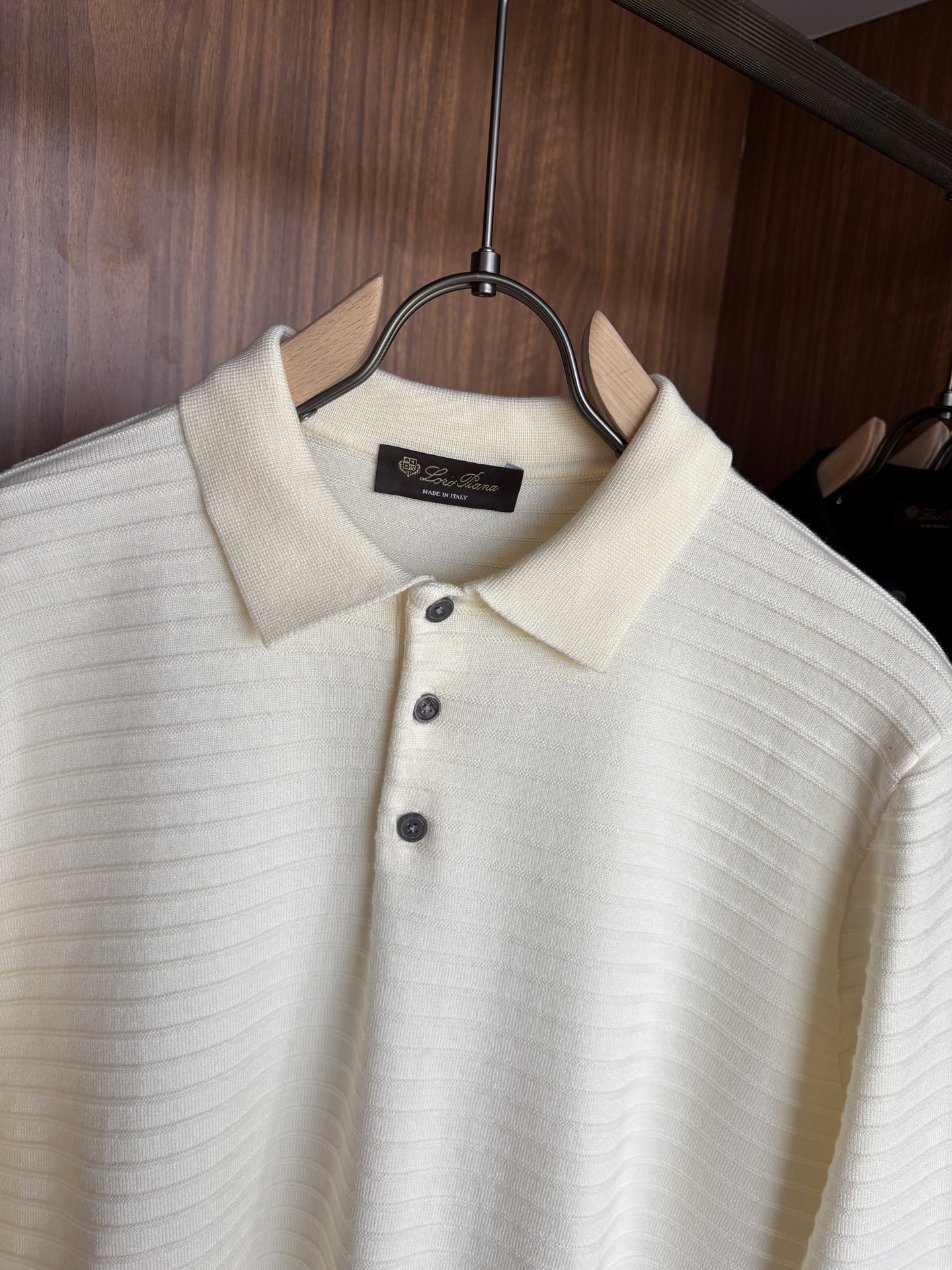 耗时王”菱形提花设计甄选超细优质纱线翻领短袖男士典藏款「耗时王」长袖针织奢雅工艺，触肤即高阶。• 匠心底