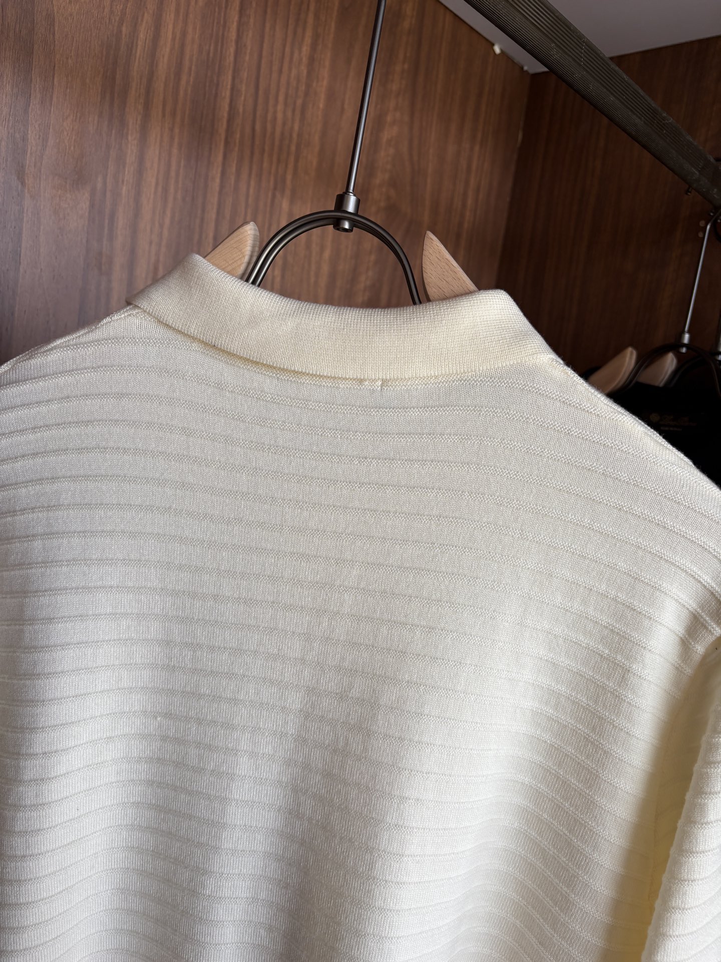 耗时王”菱形提花设计甄选超细优质纱线翻领短袖男士典藏款「耗时王」长袖针织奢雅工艺，触肤即高阶。• 匠心底