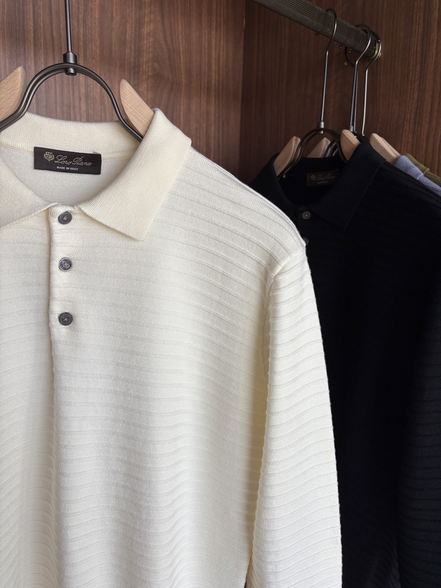 耗时王”菱形提花设计甄选超细优质纱线翻领短袖男士典藏款「耗时王」长袖针织奢雅工艺，触肤即高阶。• 匠心底