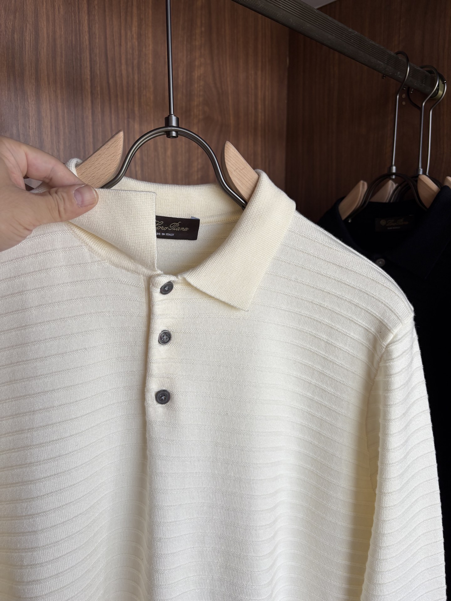 耗时王”菱形提花设计甄选超细优质纱线翻领短袖男士典藏款「耗时王」长袖针织奢雅工艺，触肤即高阶。• 匠心底