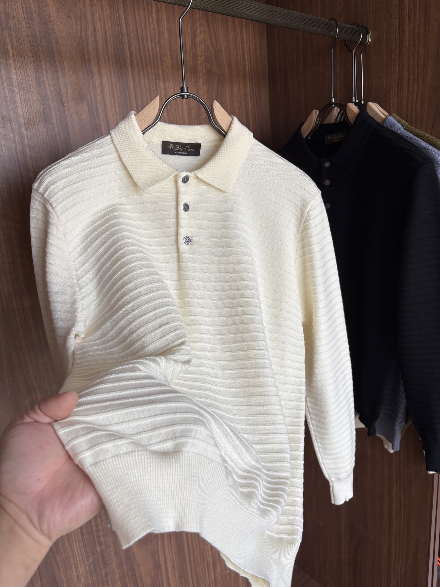 耗时王”菱形提花设计甄选超细优质纱线翻领短袖男士典藏款「耗时王」长袖针织奢雅工艺，触肤即高阶。• 匠心底