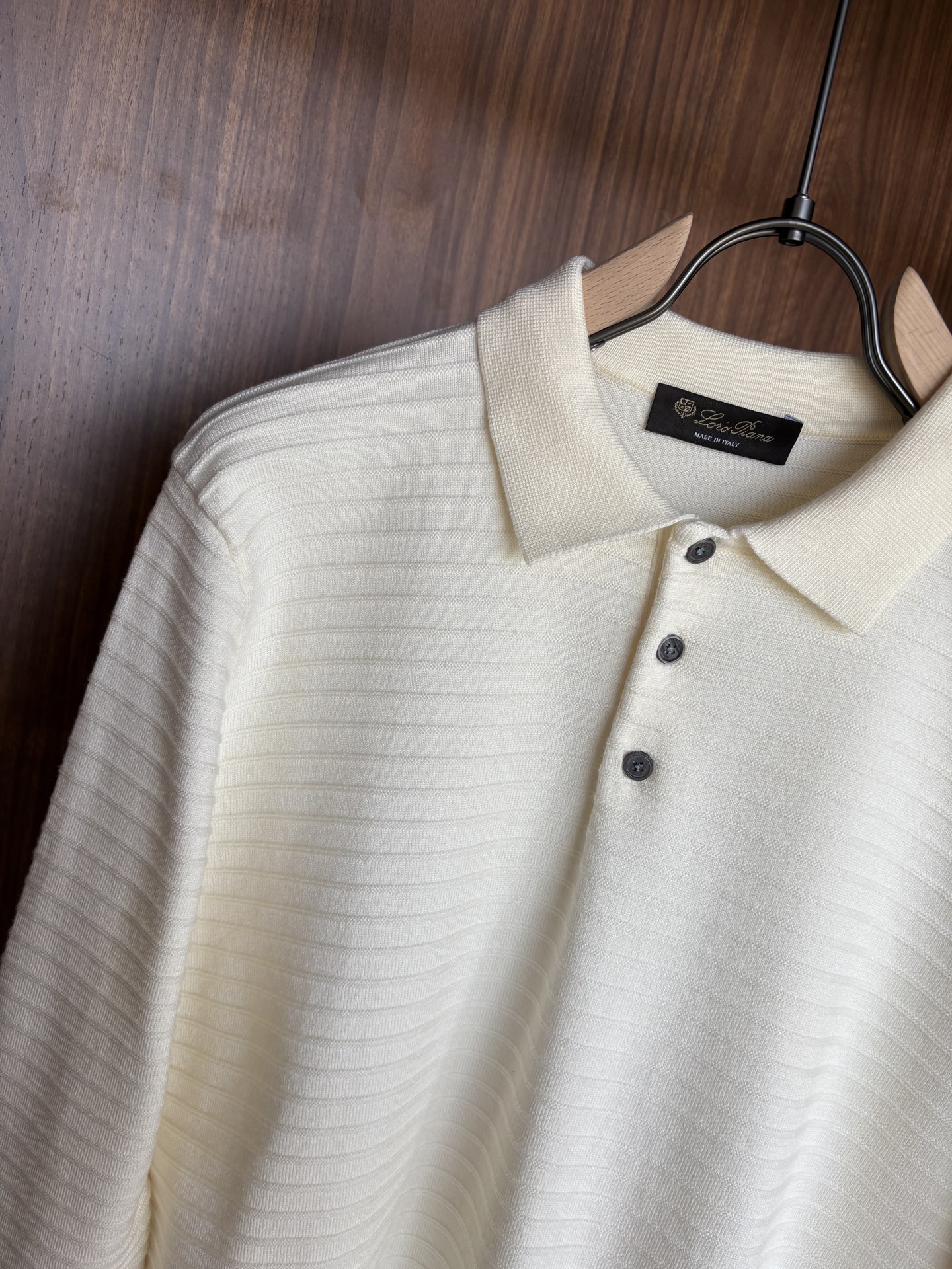 耗时王”菱形提花设计甄选超细优质纱线翻领短袖男士典藏款「耗时王」长袖针织奢雅工艺，触肤即高阶。• 匠心底