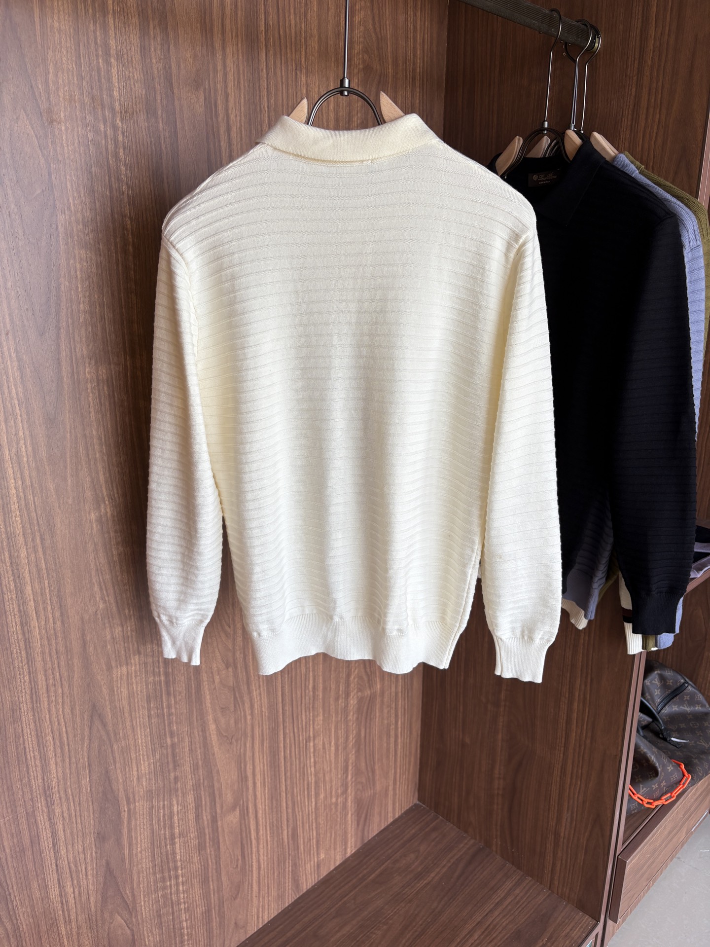 耗时王”菱形提花设计甄选超细优质纱线翻领短袖男士典藏款「耗时王」长袖针织奢雅工艺，触肤即高阶。• 匠心底