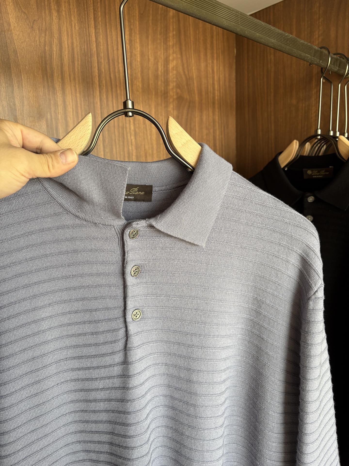 耗时王”菱形提花设计甄选超细优质纱线翻领短袖男士典藏款「耗时王」长袖针织奢雅工艺，触肤即高阶。• 匠心底