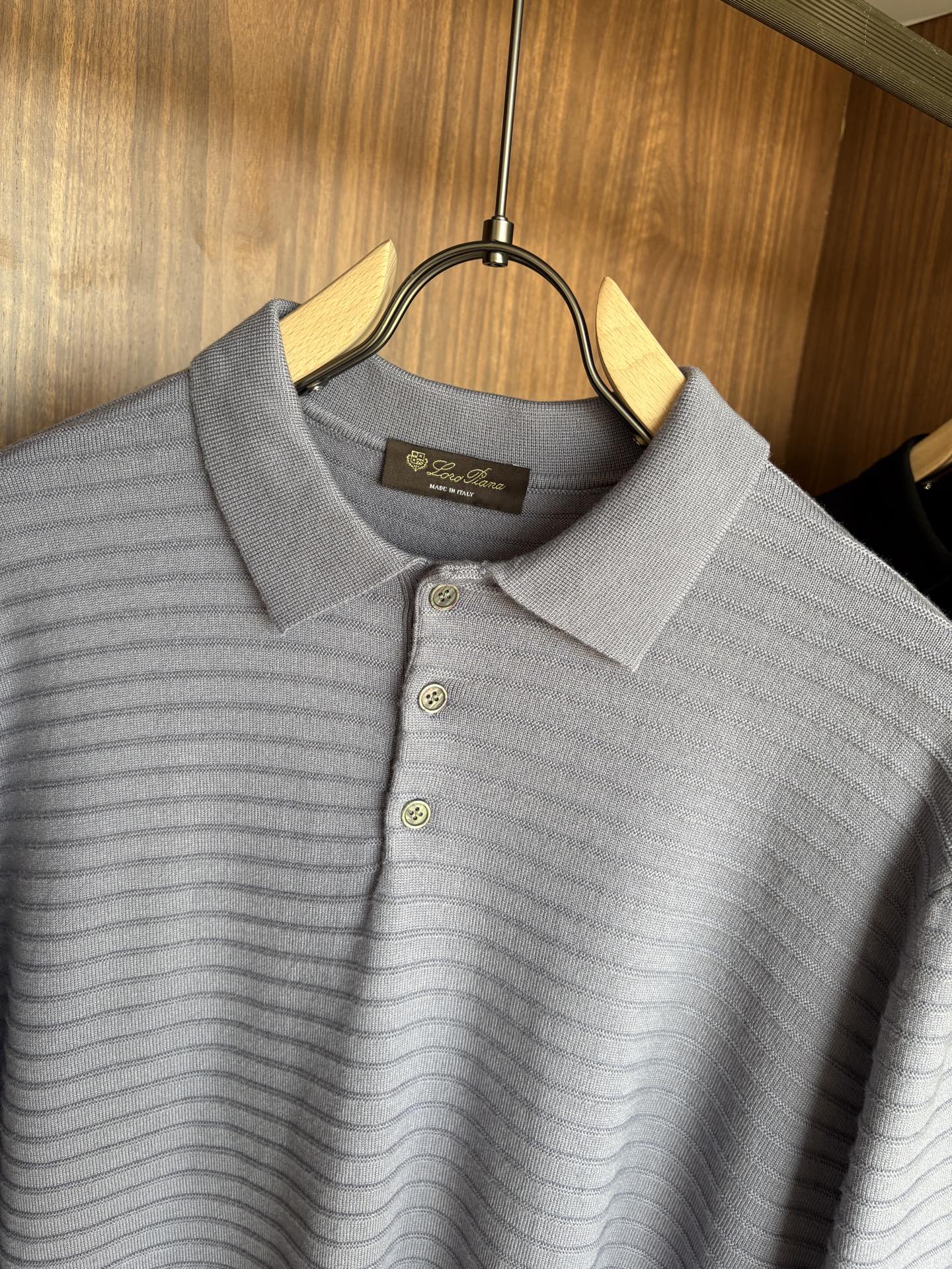 耗时王”菱形提花设计甄选超细优质纱线翻领短袖男士典藏款「耗时王」长袖针织奢雅工艺，触肤即高阶。• 匠心底