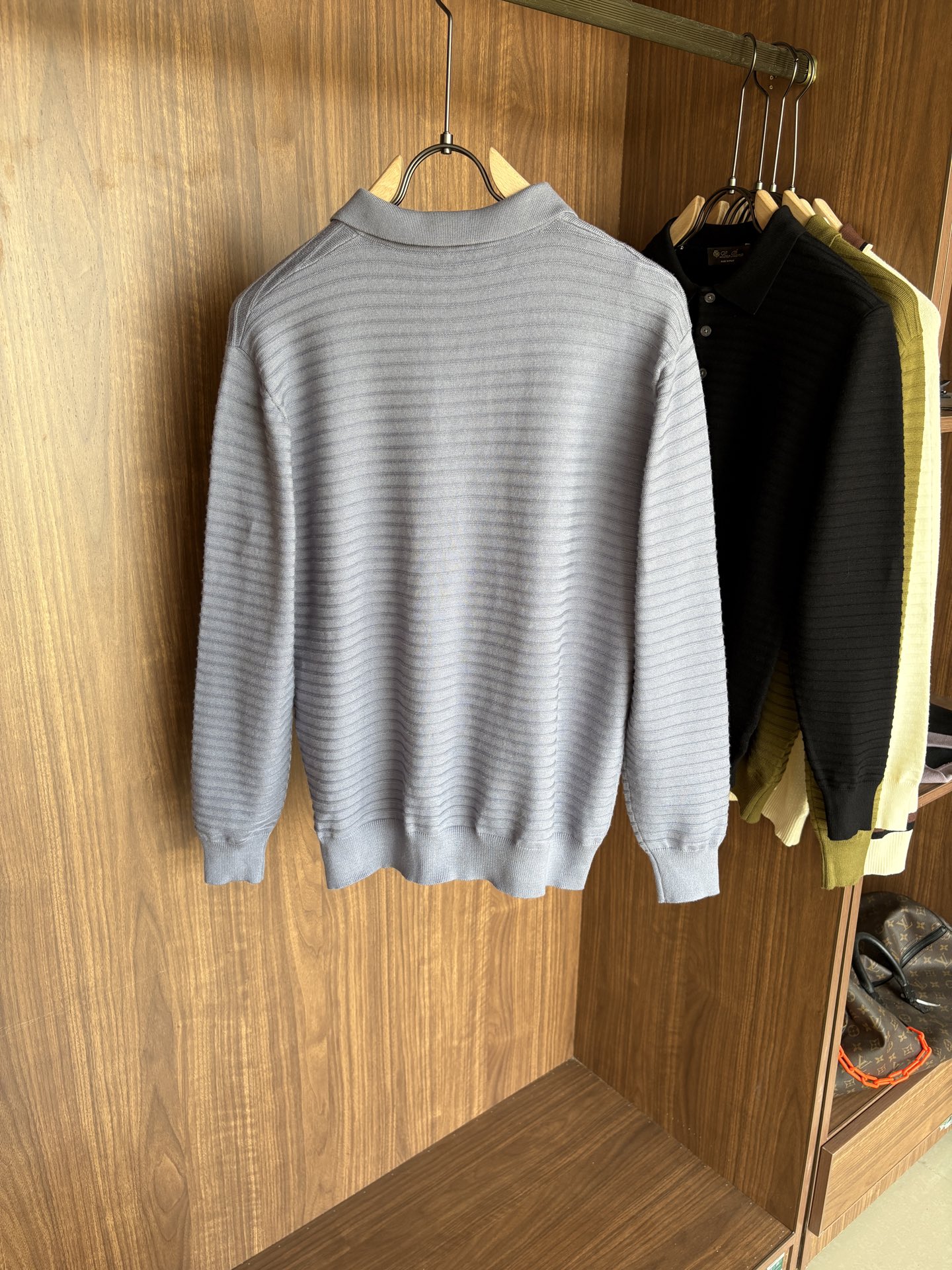 耗时王”菱形提花设计甄选超细优质纱线翻领短袖男士典藏款「耗时王」长袖针织奢雅工艺，触肤即高阶。• 匠心底