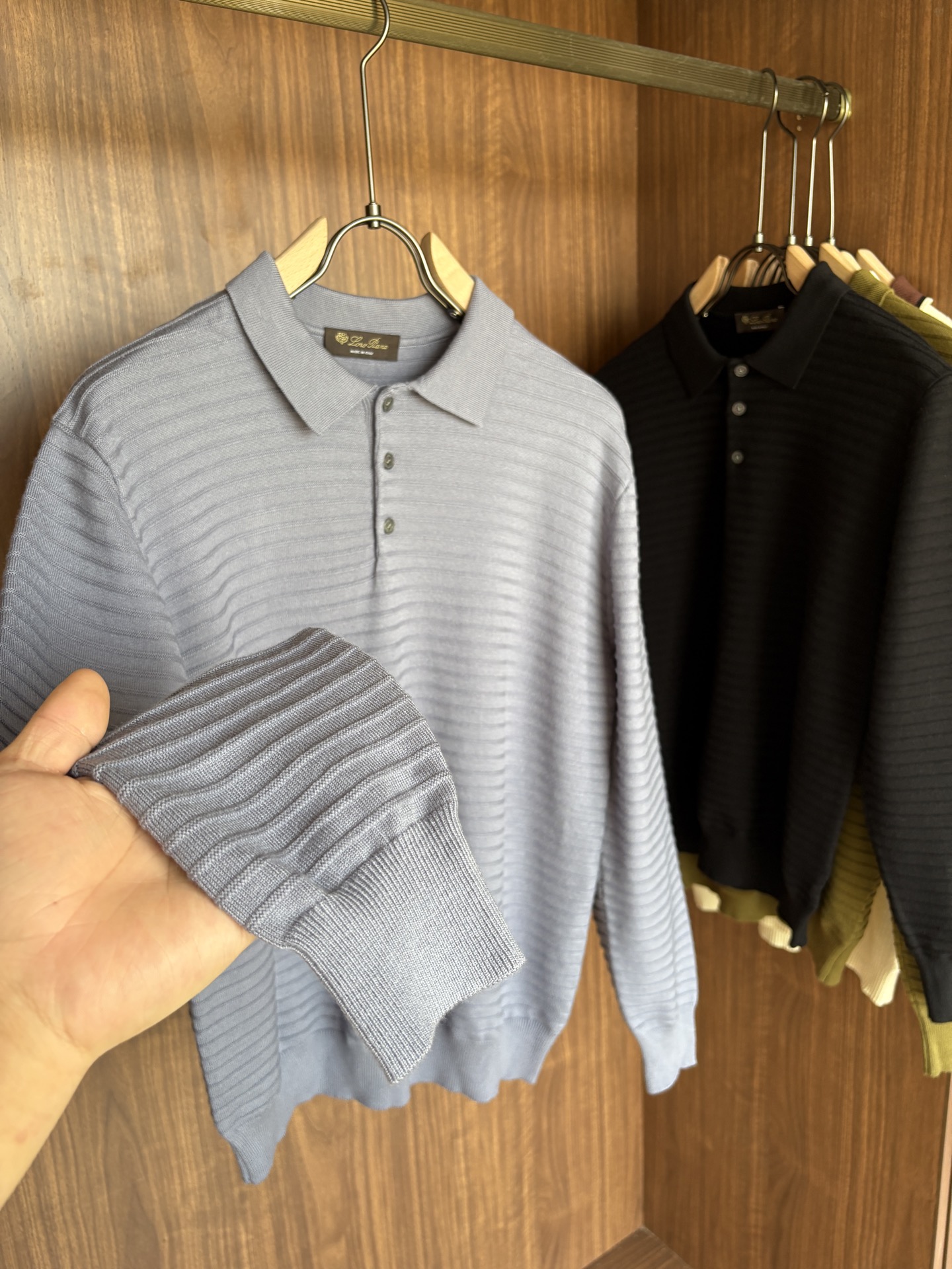 耗时王”菱形提花设计甄选超细优质纱线翻领短袖男士典藏款「耗时王」长袖针织奢雅工艺，触肤即高阶。• 匠心底