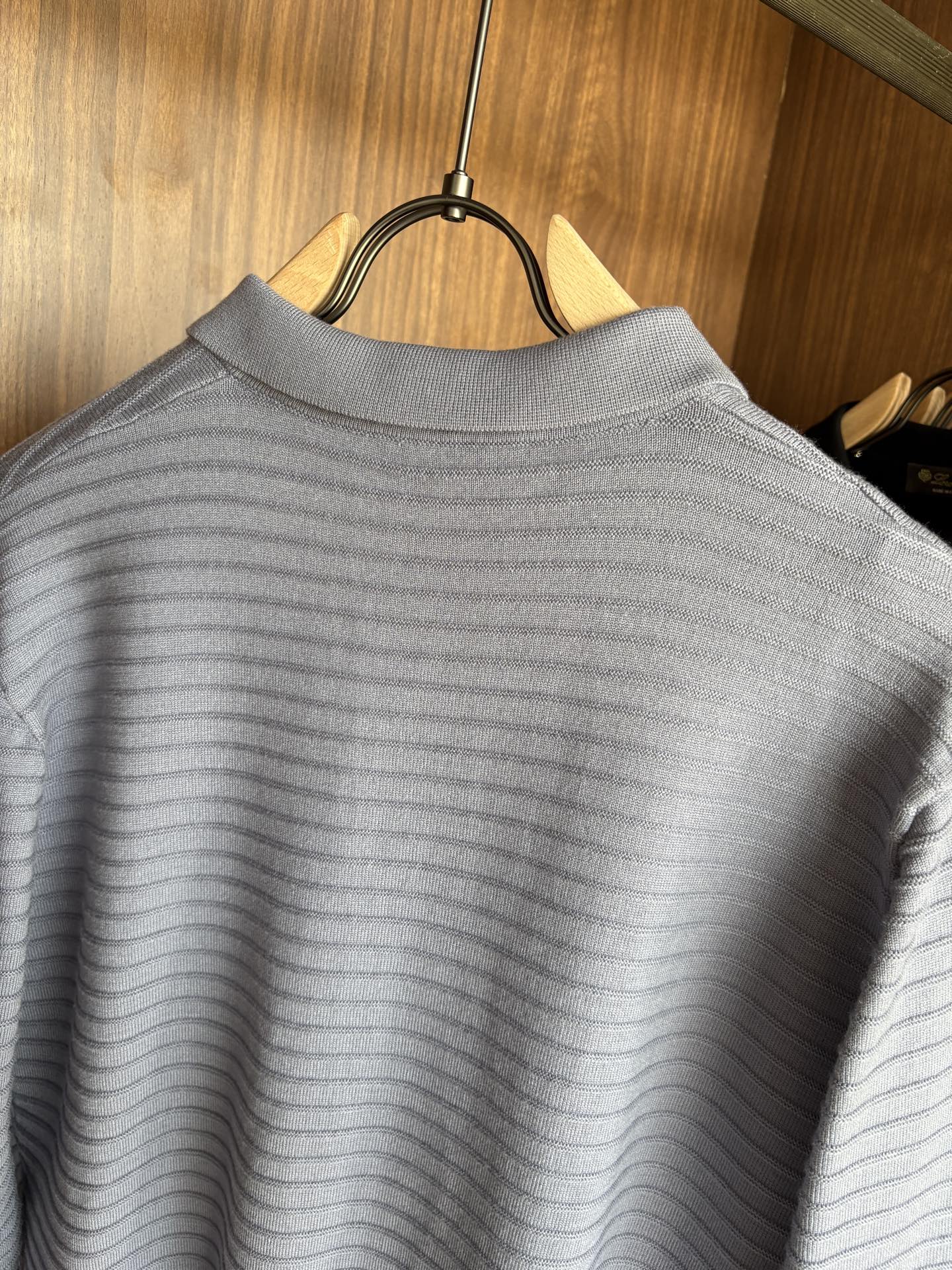 耗时王”菱形提花设计甄选超细优质纱线翻领短袖男士典藏款「耗时王」长袖针织奢雅工艺，触肤即高阶。• 匠心底