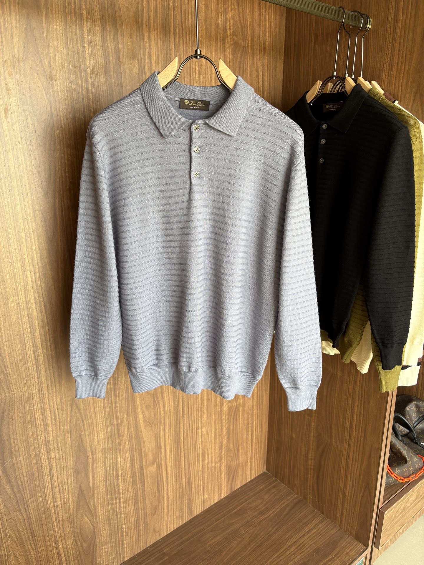 耗时王”菱形提花设计甄选超细优质纱线翻领短袖男士典藏款「耗时王」长袖针织奢雅工艺，触肤即高阶。• 匠心底