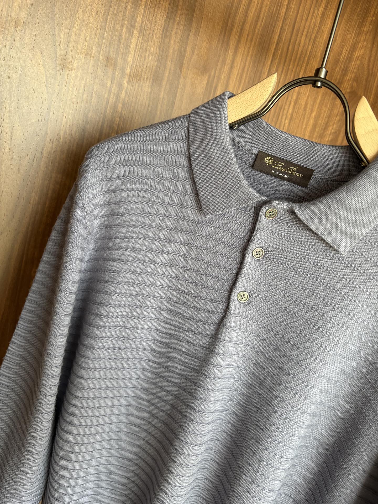 耗时王”菱形提花设计甄选超细优质纱线翻领短袖男士典藏款「耗时王」长袖针织奢雅工艺，触肤即高阶。• 匠心底