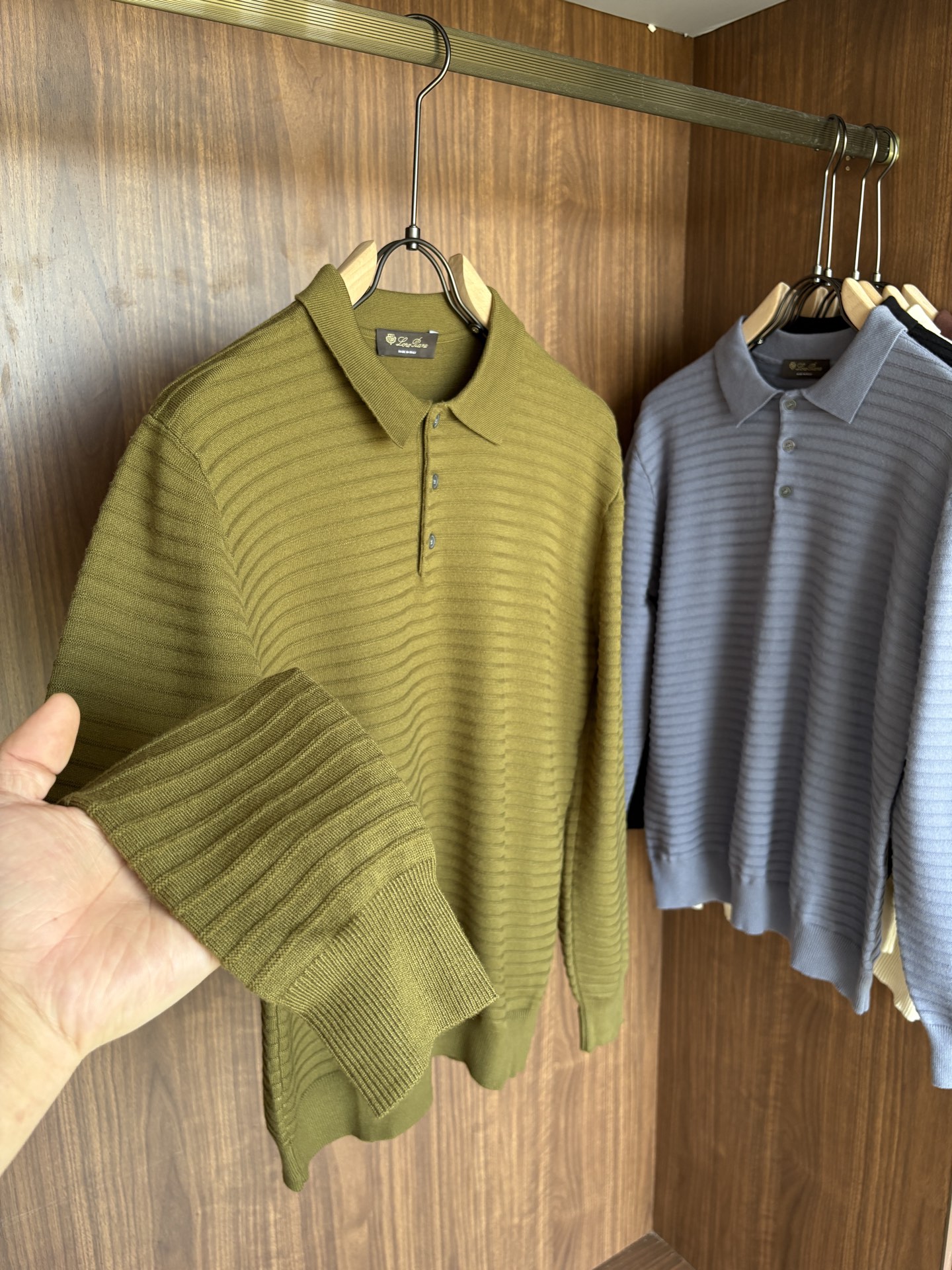 耗时王”菱形提花设计甄选超细优质纱线翻领短袖男士典藏款「耗时王」长袖针织奢雅工艺，触肤即高阶。• 匠心底