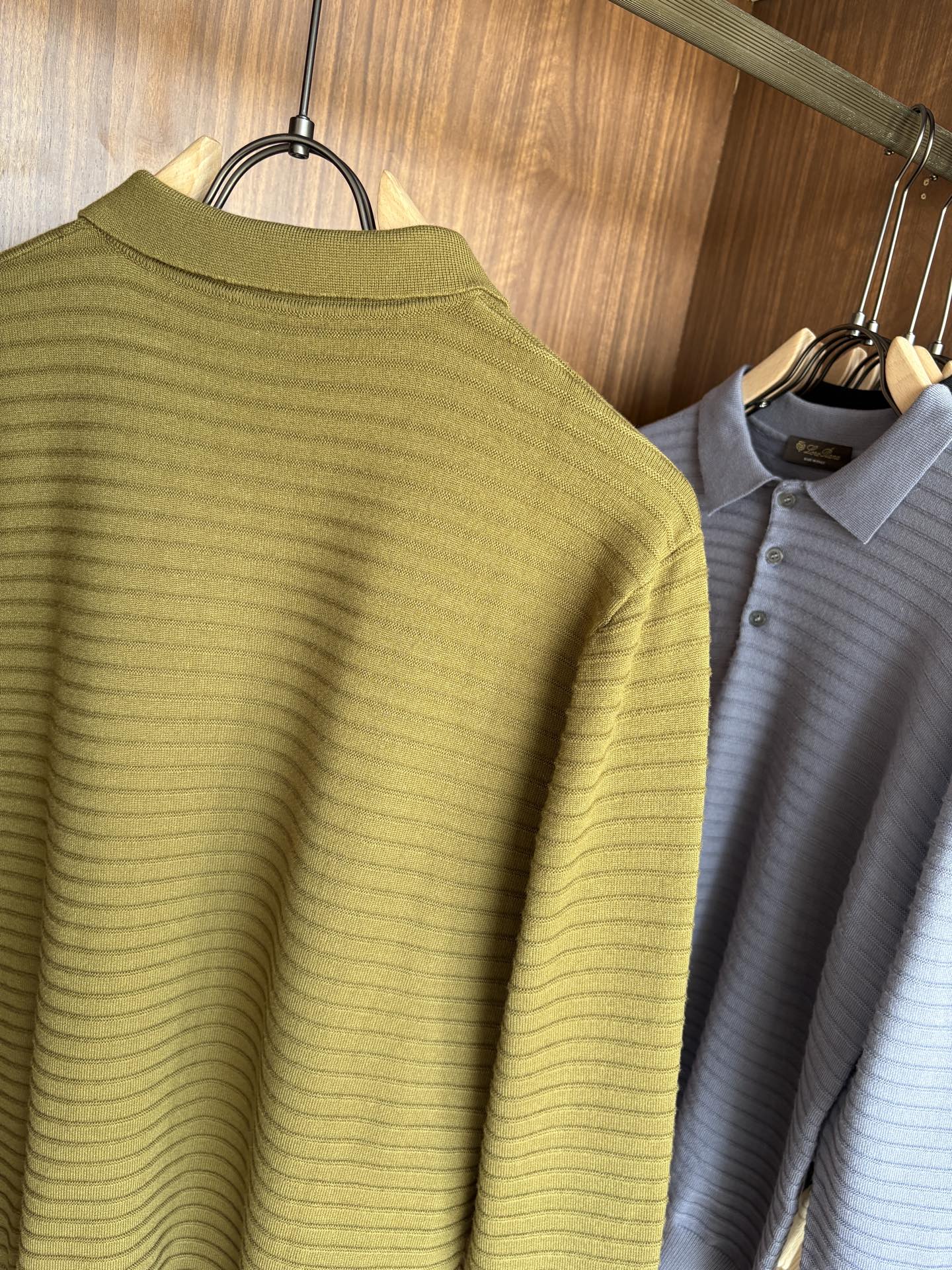 耗时王”菱形提花设计甄选超细优质纱线翻领短袖男士典藏款「耗时王」长袖针织奢雅工艺，触肤即高阶。• 匠心底