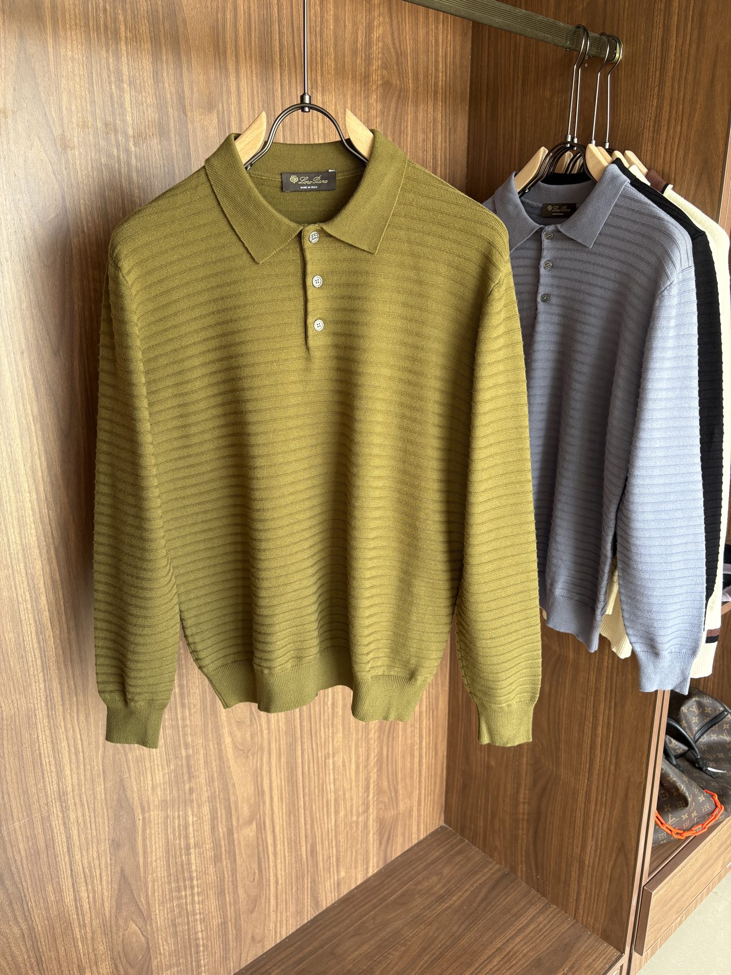 耗时王”菱形提花设计甄选超细优质纱线翻领短袖男士典藏款「耗时王」长袖针织奢雅工艺，触肤即高阶。• 匠心底