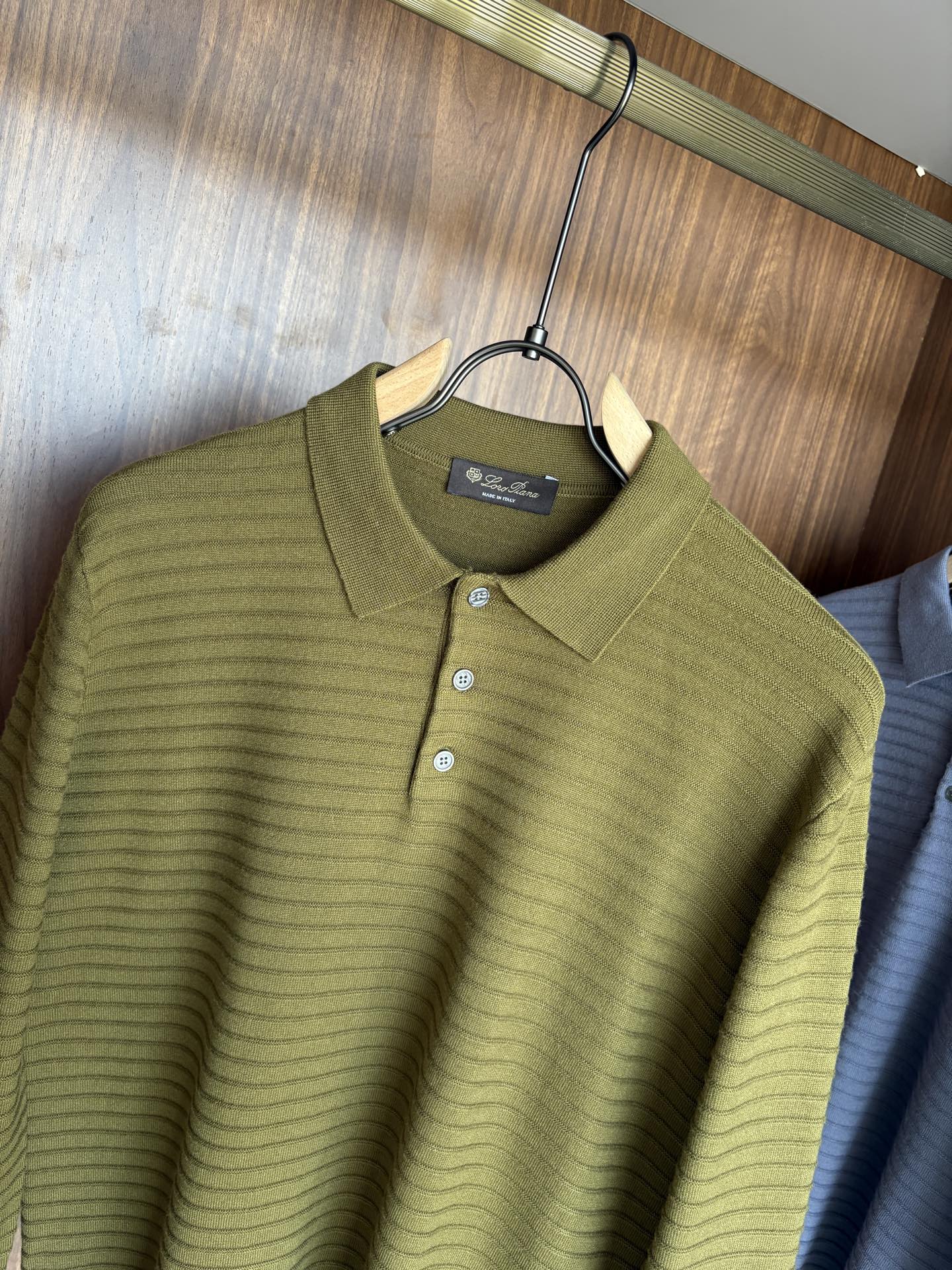 耗时王”菱形提花设计甄选超细优质纱线翻领短袖男士典藏款「耗时王」长袖针织奢雅工艺，触肤即高阶。• 匠心底