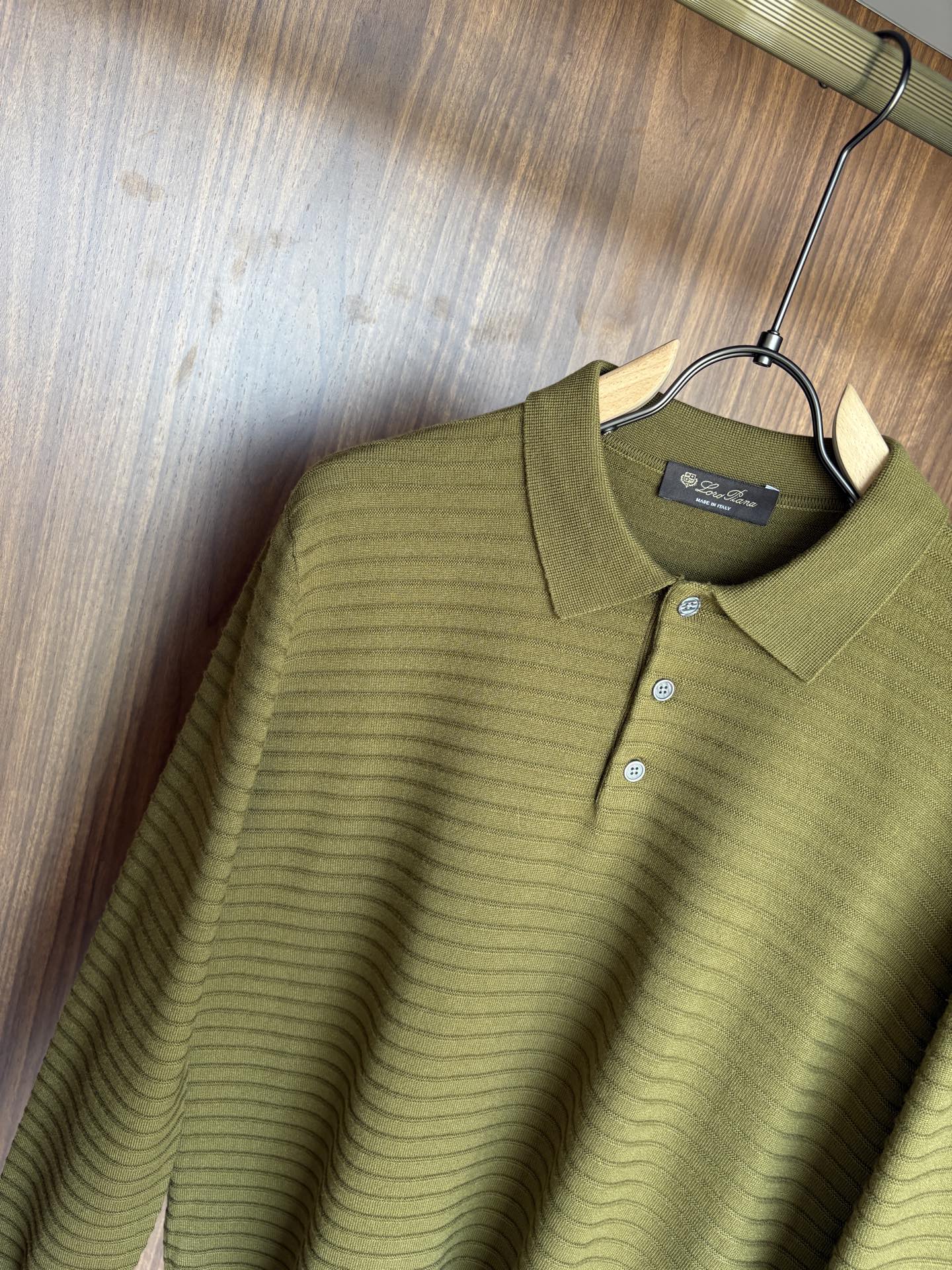 耗时王”菱形提花设计甄选超细优质纱线翻领短袖男士典藏款「耗时王」长袖针织奢雅工艺，触肤即高阶。• 匠心底