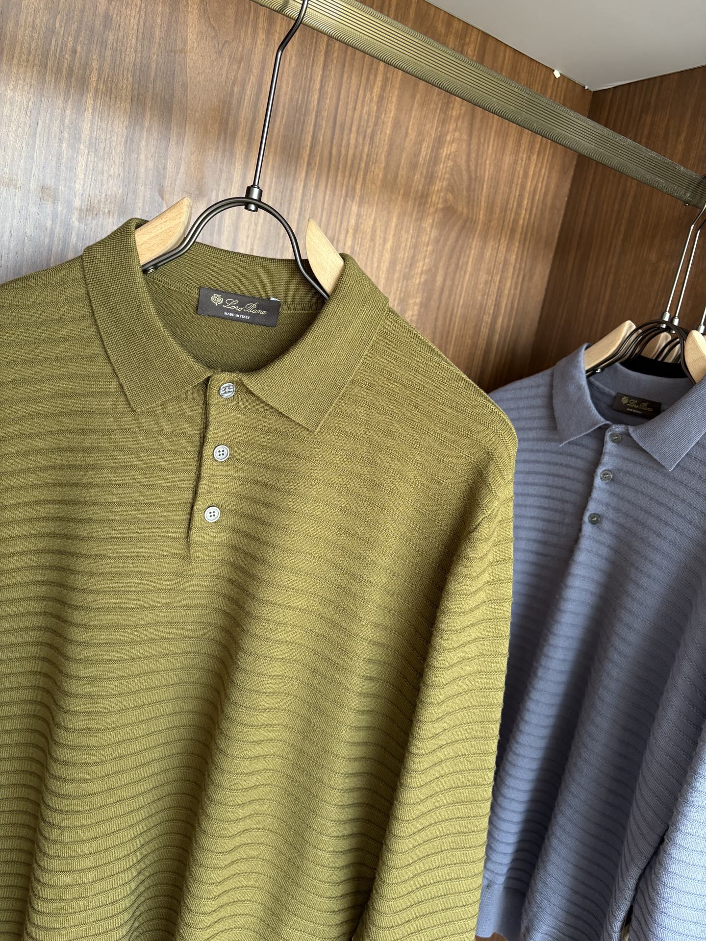 耗时王”菱形提花设计甄选超细优质纱线翻领短袖男士典藏款「耗时王」长袖针织奢雅工艺，触肤即高阶。• 匠心底