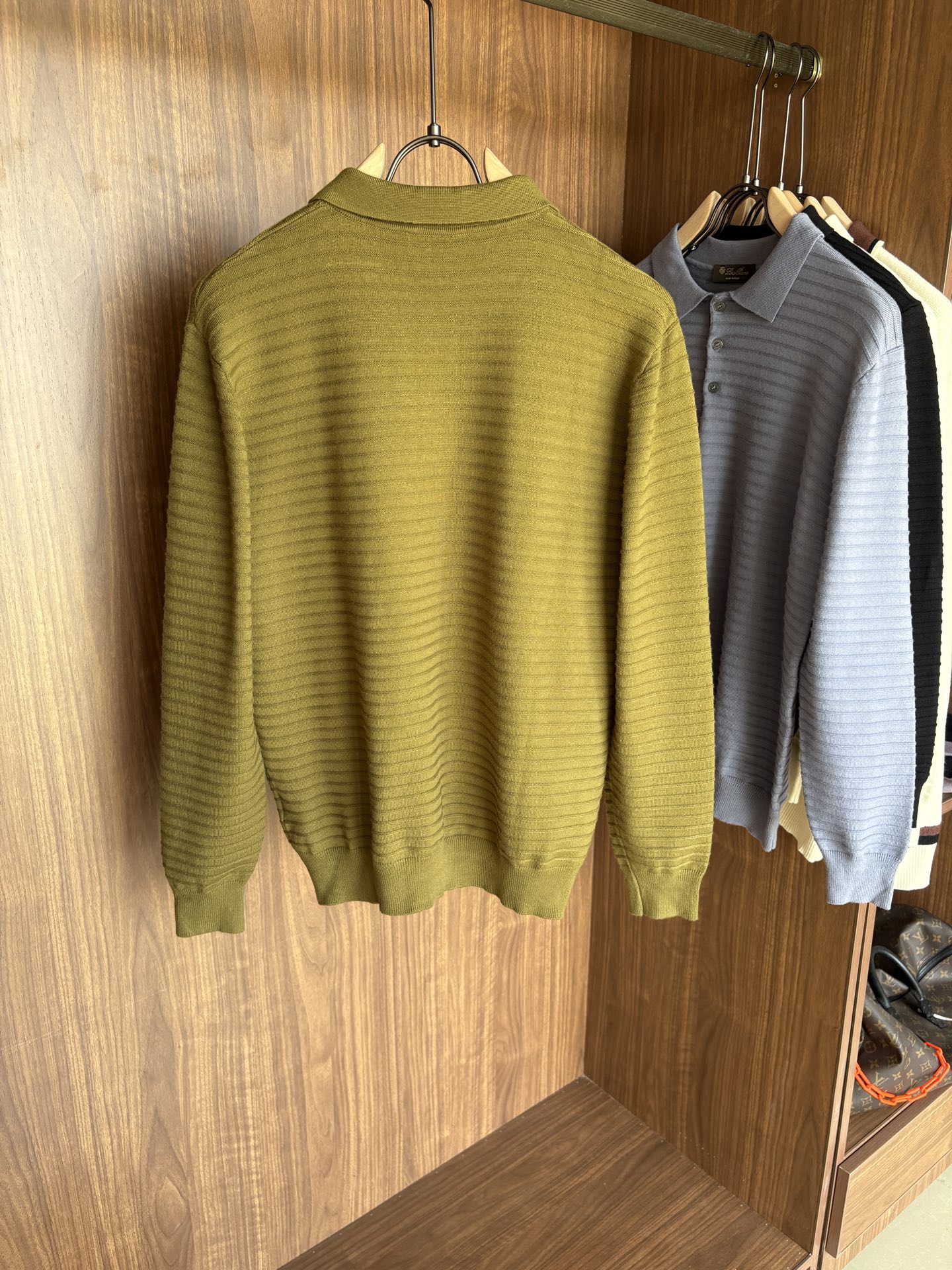 耗时王”菱形提花设计甄选超细优质纱线翻领短袖男士典藏款「耗时王」长袖针织奢雅工艺，触肤即高阶。• 匠心底