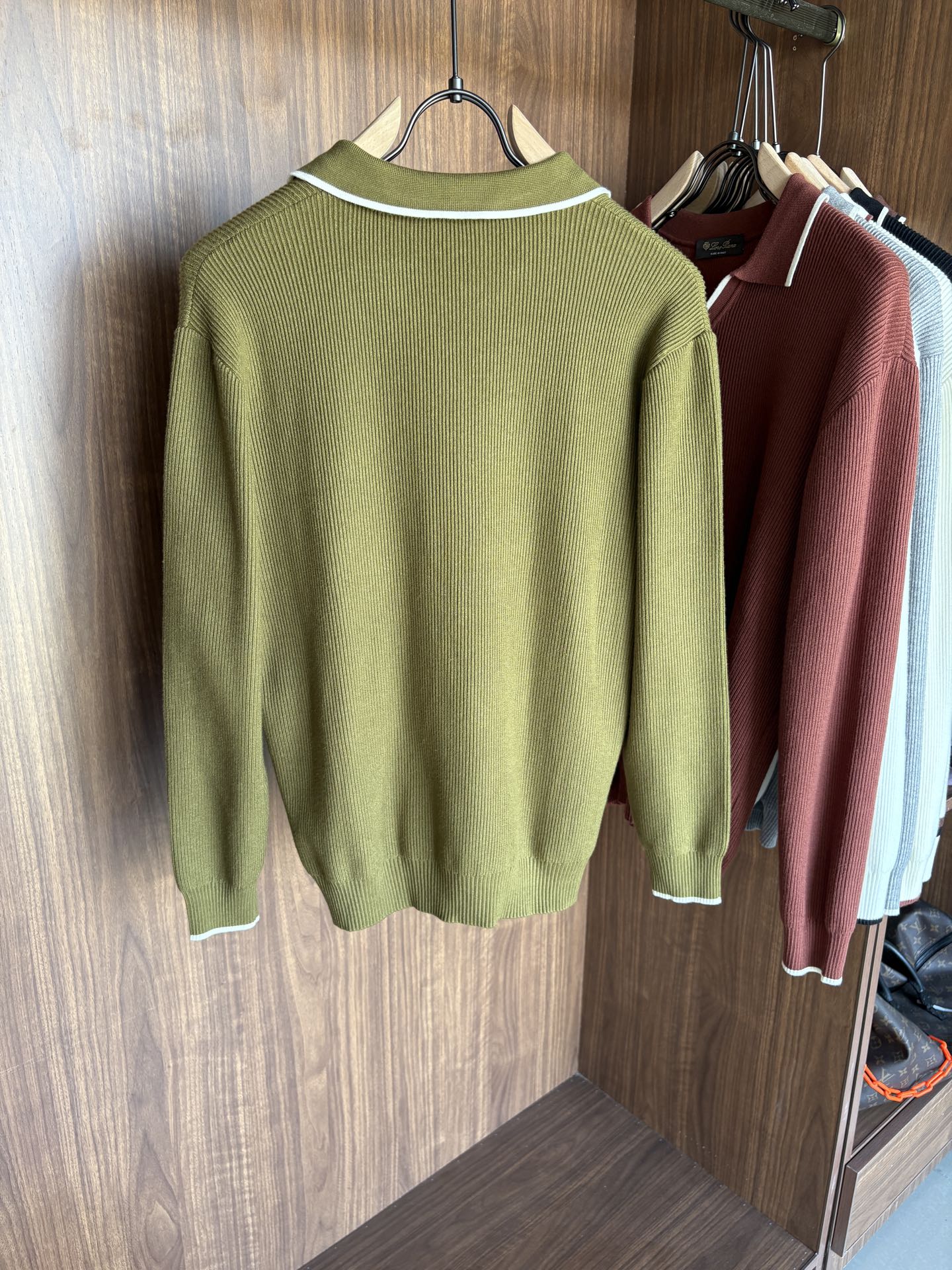 耗时王”菱形提花设计甄选超细优质纱线翻领短袖男士典藏款「耗时王」长袖针织奢雅工艺，触肤即高阶。• 匠心底