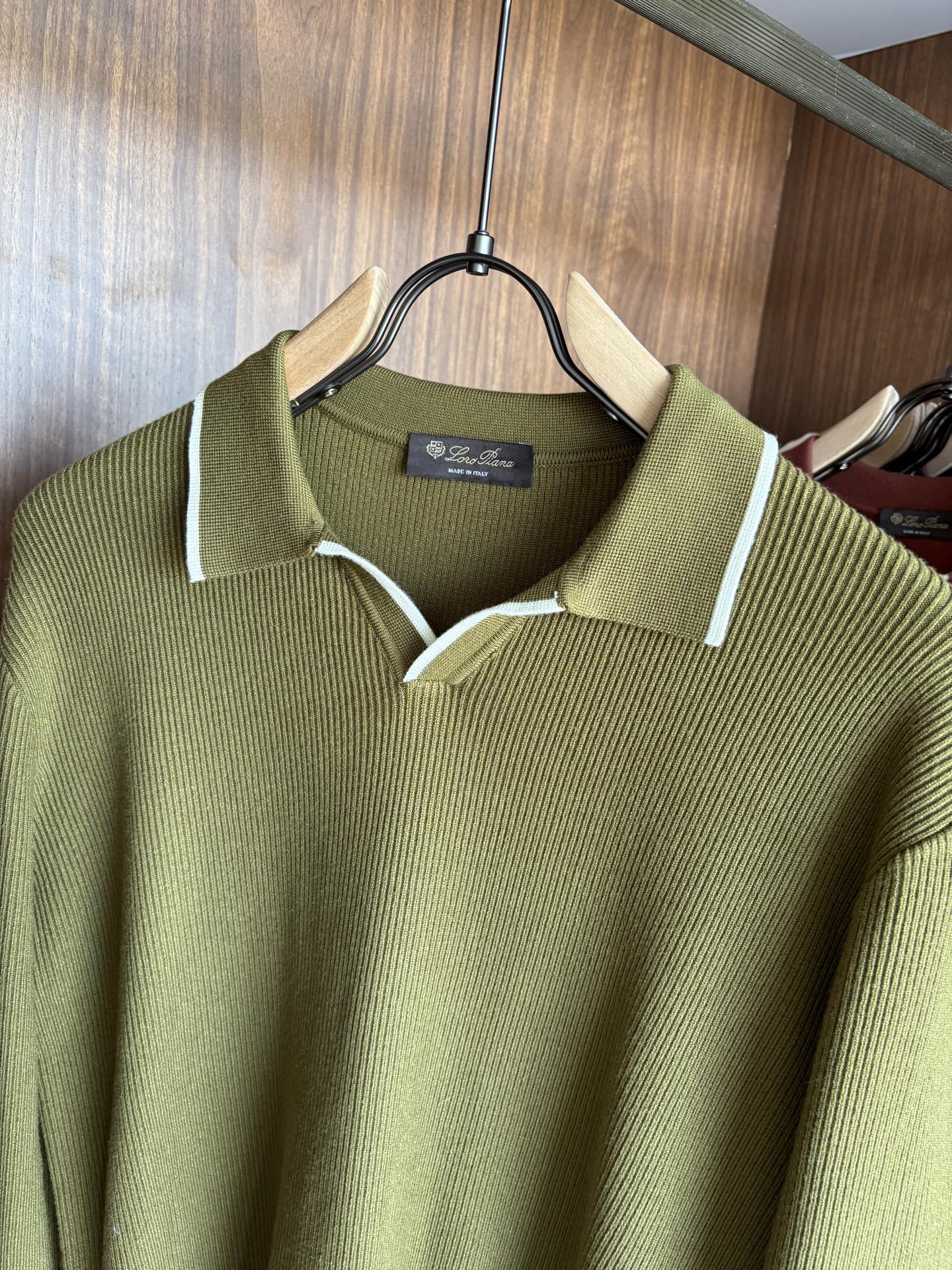 耗时王”菱形提花设计甄选超细优质纱线翻领短袖男士典藏款「耗时王」长袖针织奢雅工艺，触肤即高阶。• 匠心底