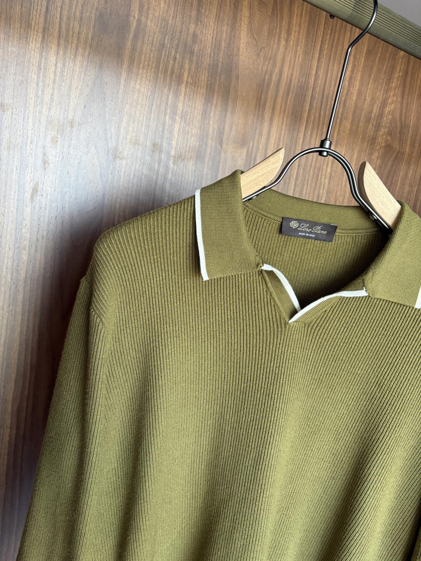 耗时王”菱形提花设计甄选超细优质纱线翻领短袖男士典藏款「耗时王」长袖针织奢雅工艺，触肤即高阶。• 匠心底