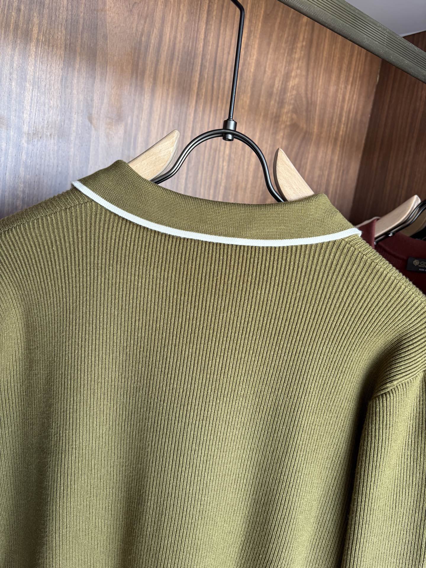 耗时王”菱形提花设计甄选超细优质纱线翻领短袖男士典藏款「耗时王」长袖针织奢雅工艺，触肤即高阶。• 匠心底