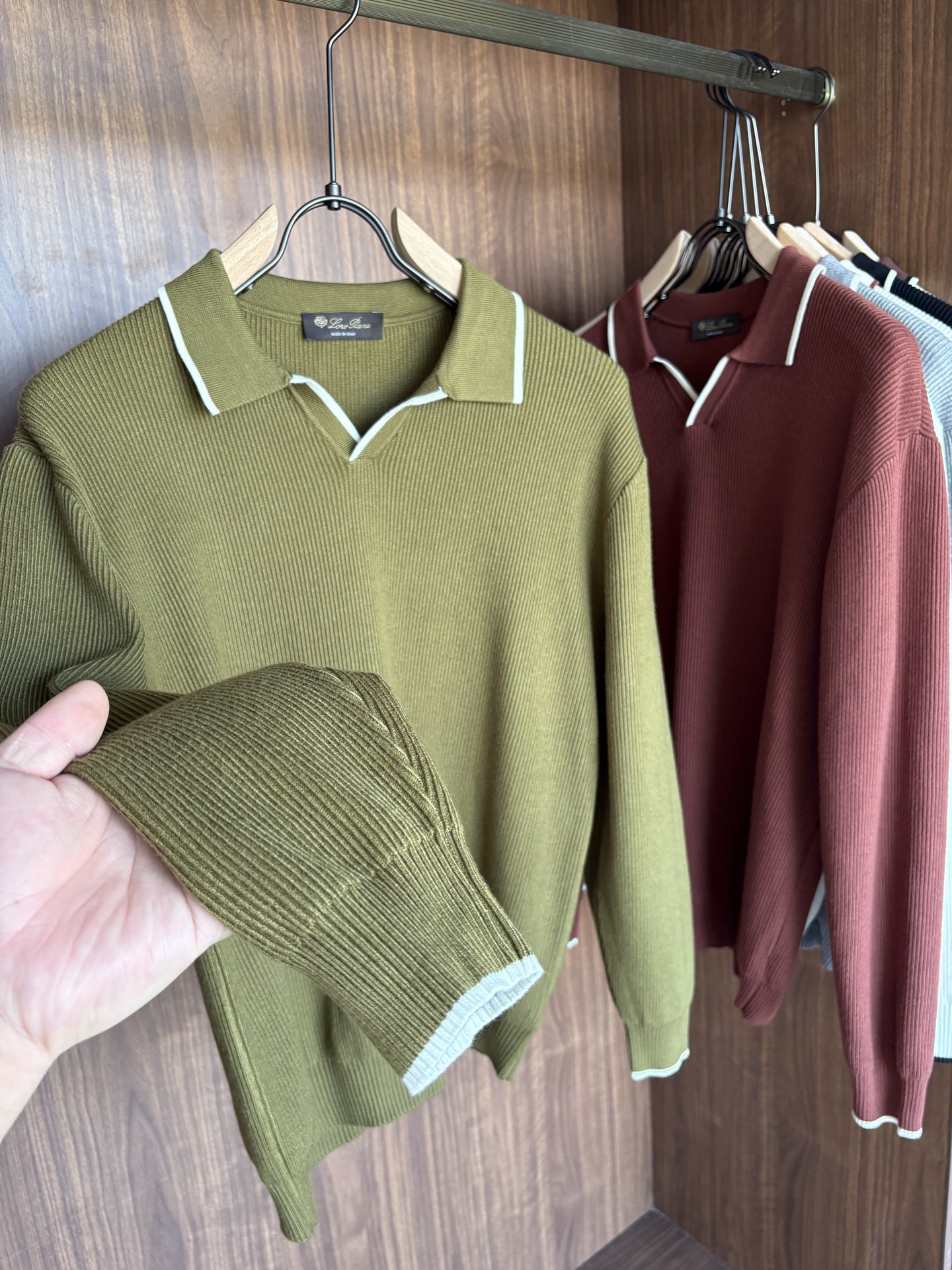 耗时王”菱形提花设计甄选超细优质纱线翻领短袖男士典藏款「耗时王」长袖针织奢雅工艺，触肤即高阶。• 匠心底