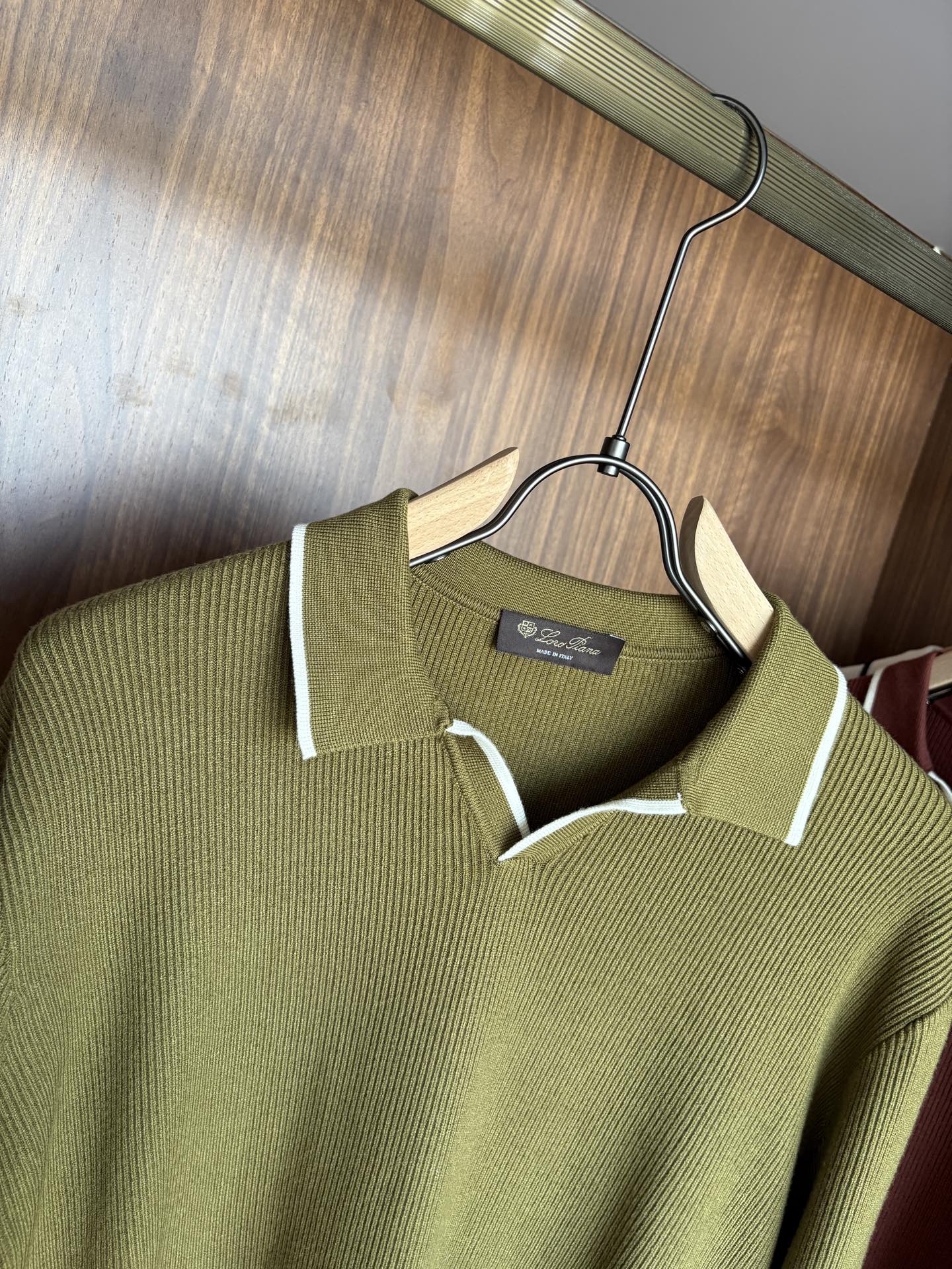 耗时王”菱形提花设计甄选超细优质纱线翻领短袖男士典藏款「耗时王」长袖针织奢雅工艺，触肤即高阶。• 匠心底