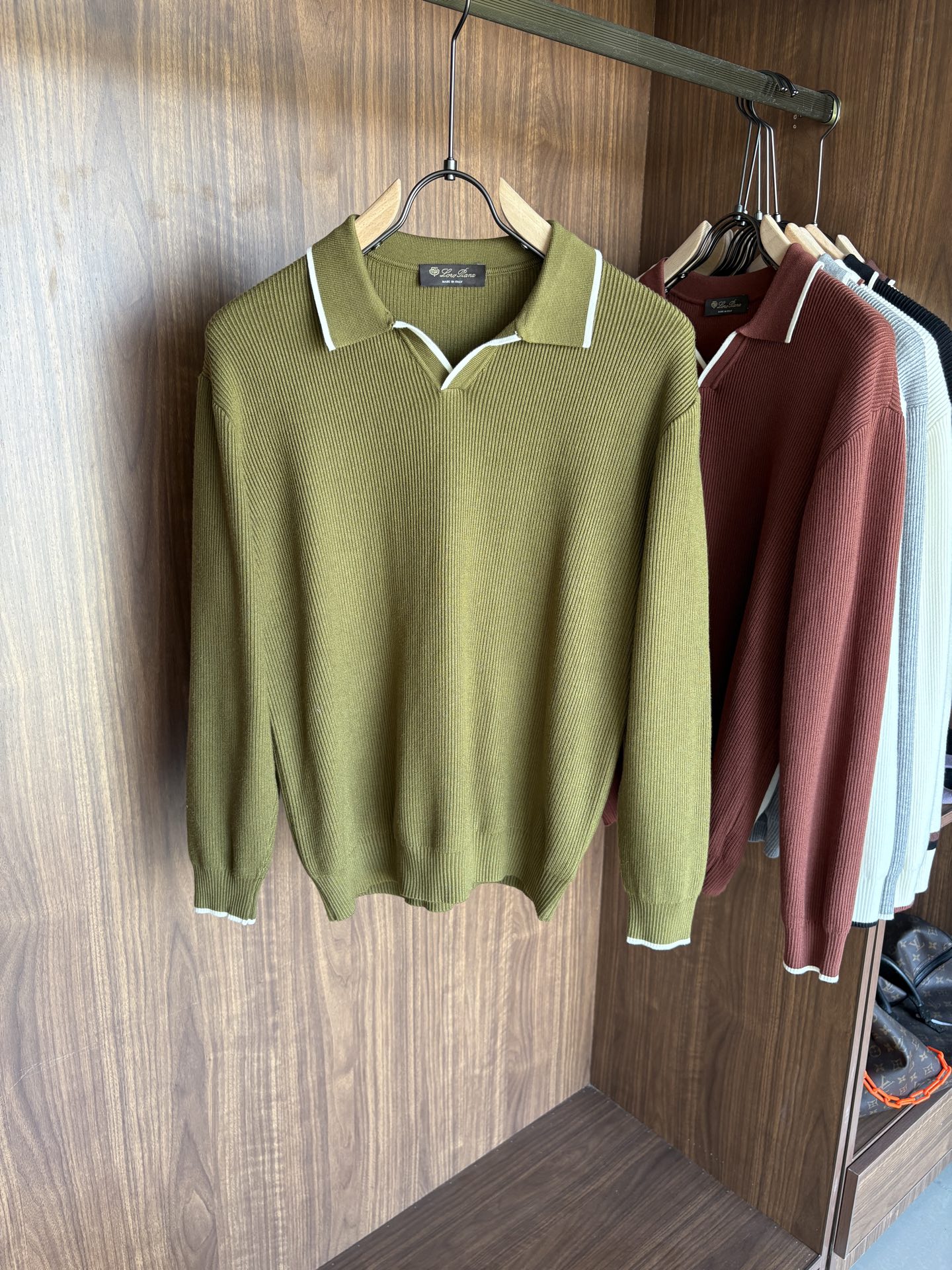 耗时王”菱形提花设计甄选超细优质纱线翻领短袖男士典藏款「耗时王」长袖针织奢雅工艺，触肤即高阶。• 匠心底