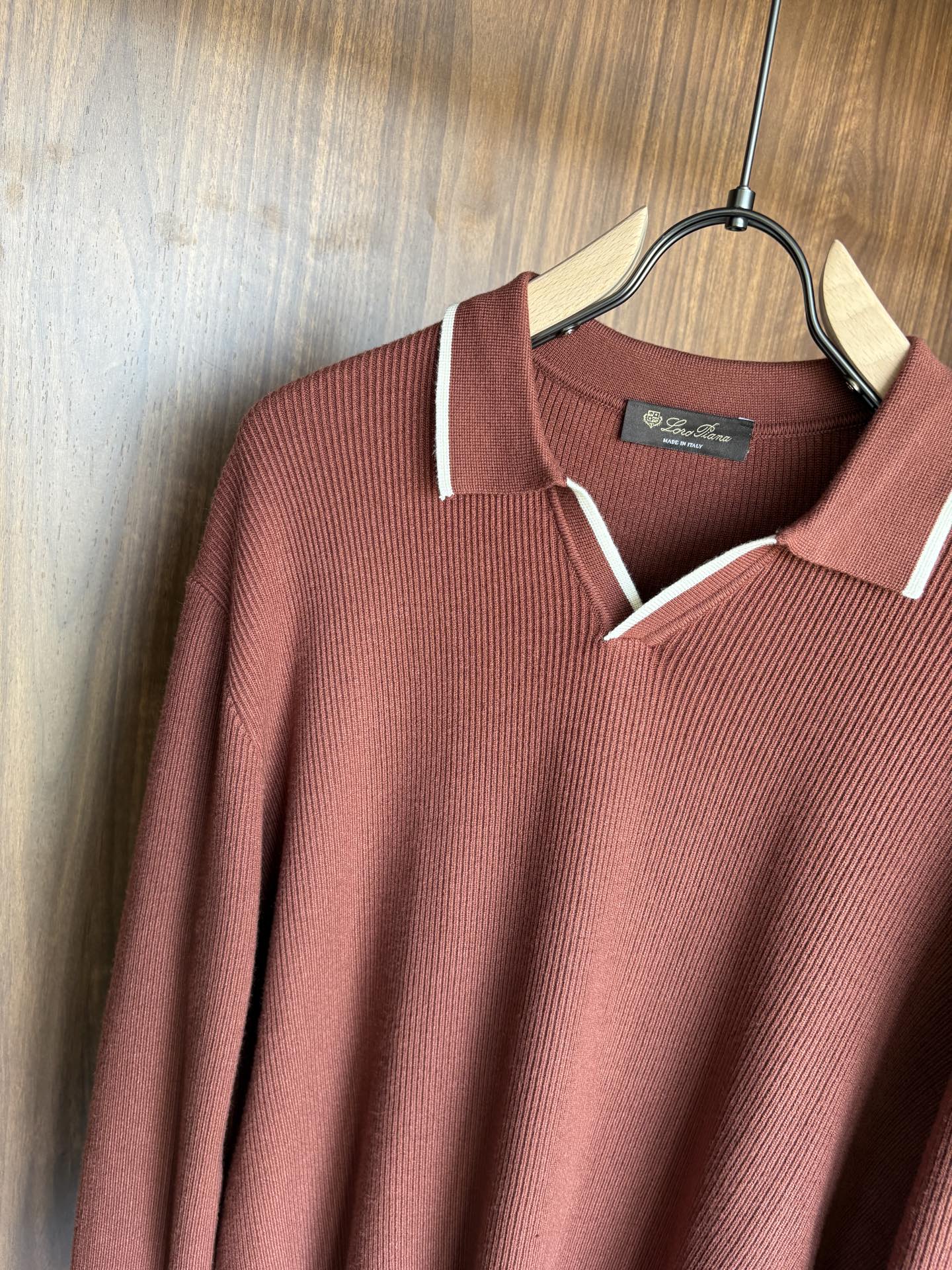 耗时王”菱形提花设计甄选超细优质纱线翻领短袖男士典藏款「耗时王」长袖针织奢雅工艺，触肤即高阶。• 匠心底