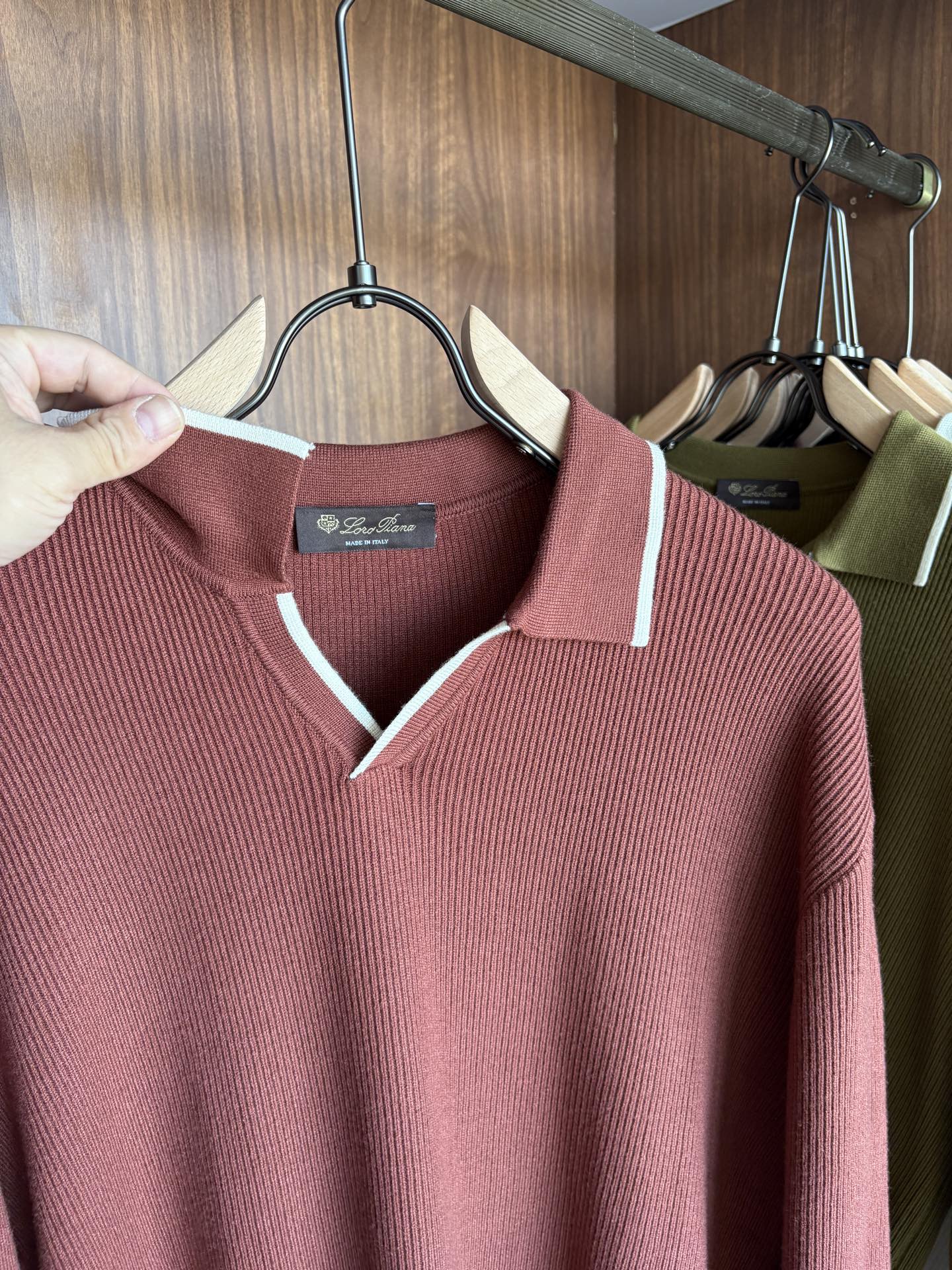 耗时王”菱形提花设计甄选超细优质纱线翻领短袖男士典藏款「耗时王」长袖针织奢雅工艺，触肤即高阶。• 匠心底