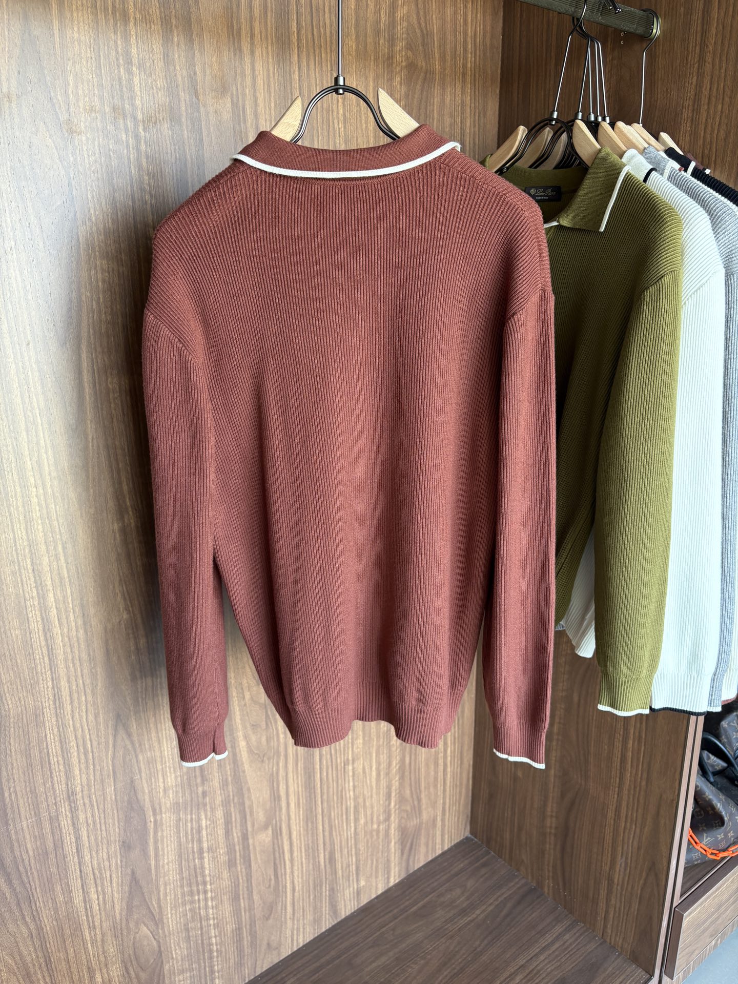 耗时王”菱形提花设计甄选超细优质纱线翻领短袖男士典藏款「耗时王」长袖针织奢雅工艺，触肤即高阶。• 匠心底