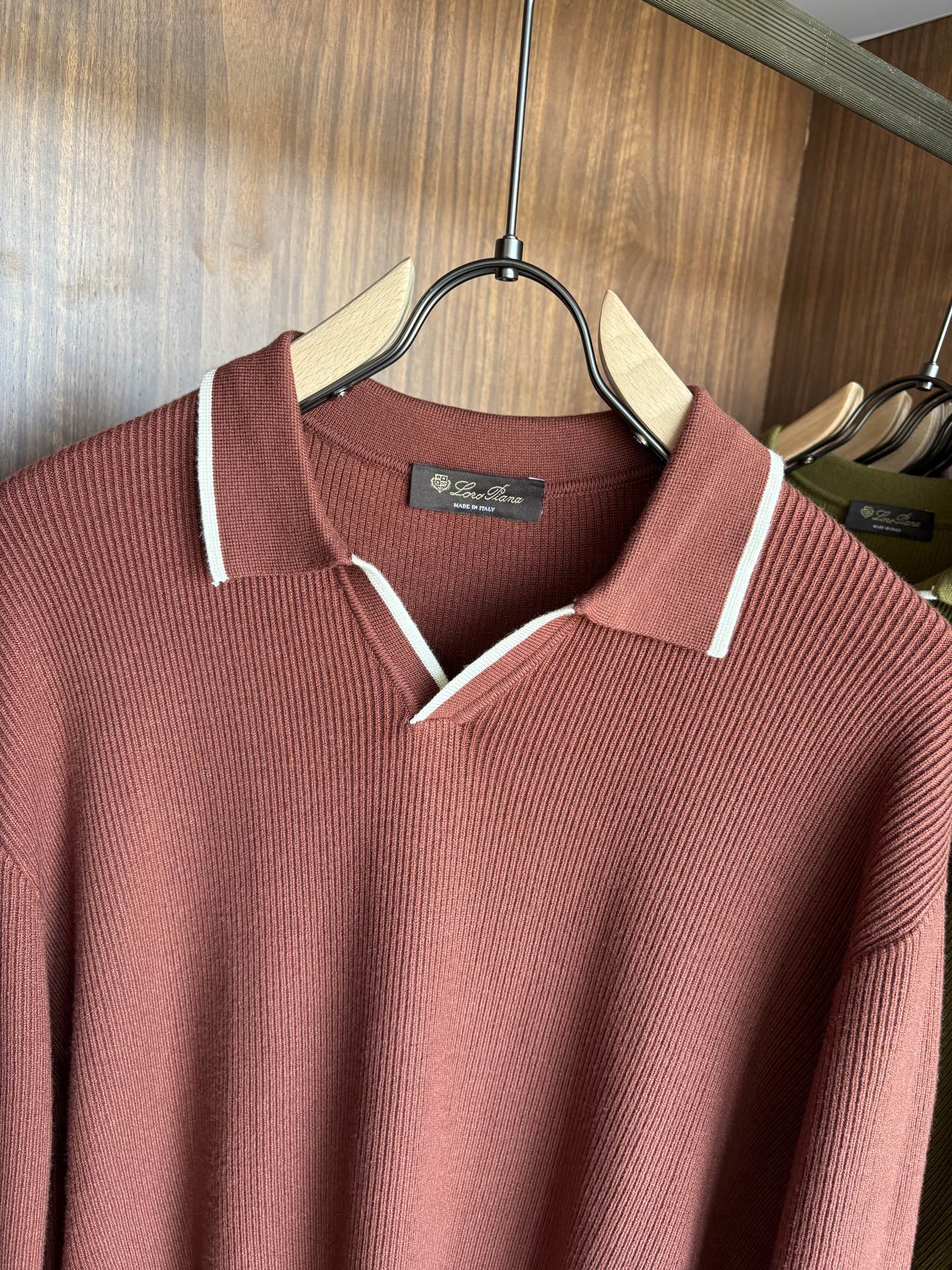 耗时王”菱形提花设计甄选超细优质纱线翻领短袖男士典藏款「耗时王」长袖针织奢雅工艺，触肤即高阶。• 匠心底