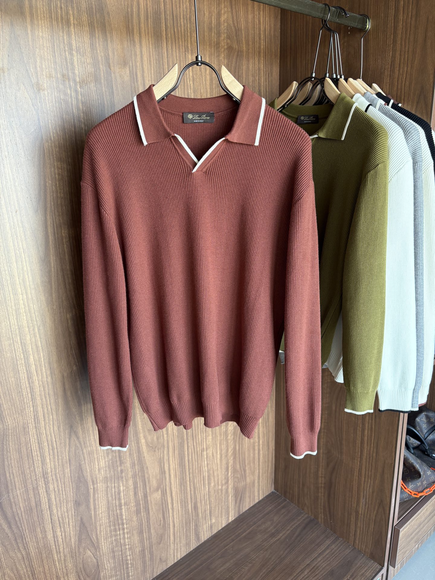 耗时王”菱形提花设计甄选超细优质纱线翻领短袖男士典藏款「耗时王」长袖针织奢雅工艺，触肤即高阶。• 匠心底