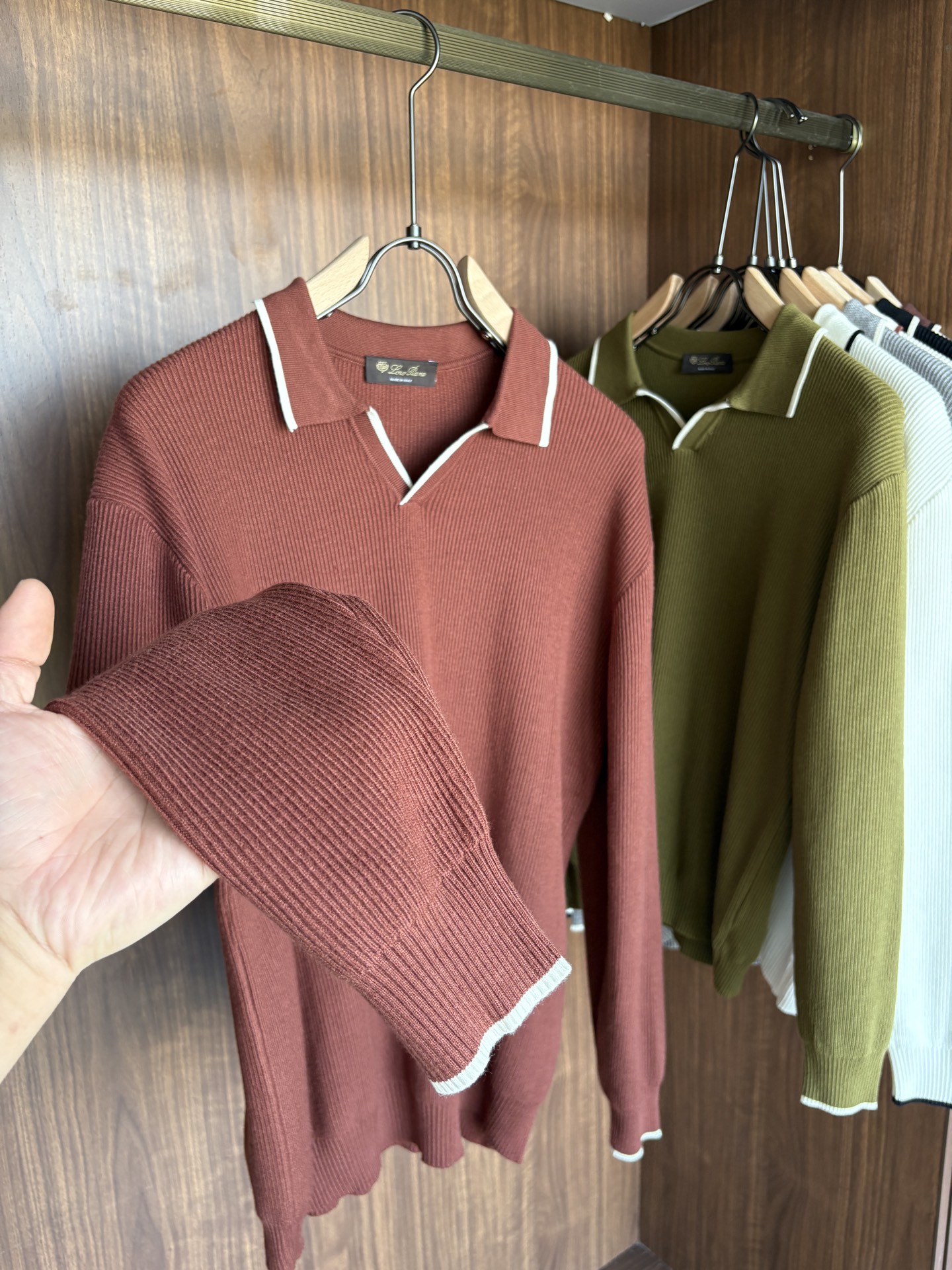 耗时王”菱形提花设计甄选超细优质纱线翻领短袖男士典藏款「耗时王」长袖针织奢雅工艺，触肤即高阶。• 匠心底