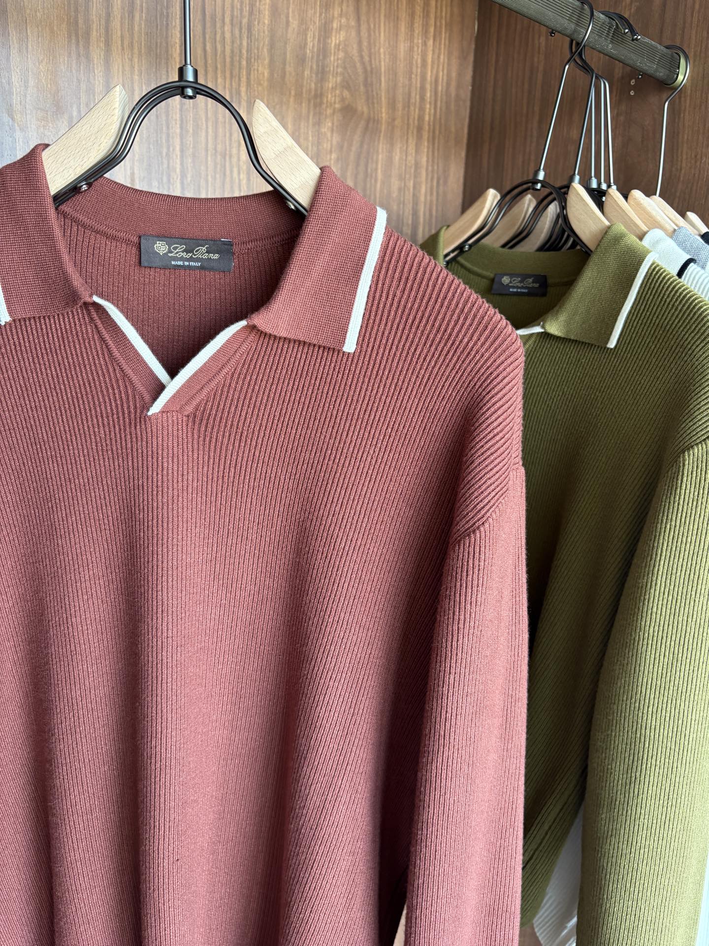 耗时王”菱形提花设计甄选超细优质纱线翻领短袖男士典藏款「耗时王」长袖针织奢雅工艺，触肤即高阶。• 匠心底